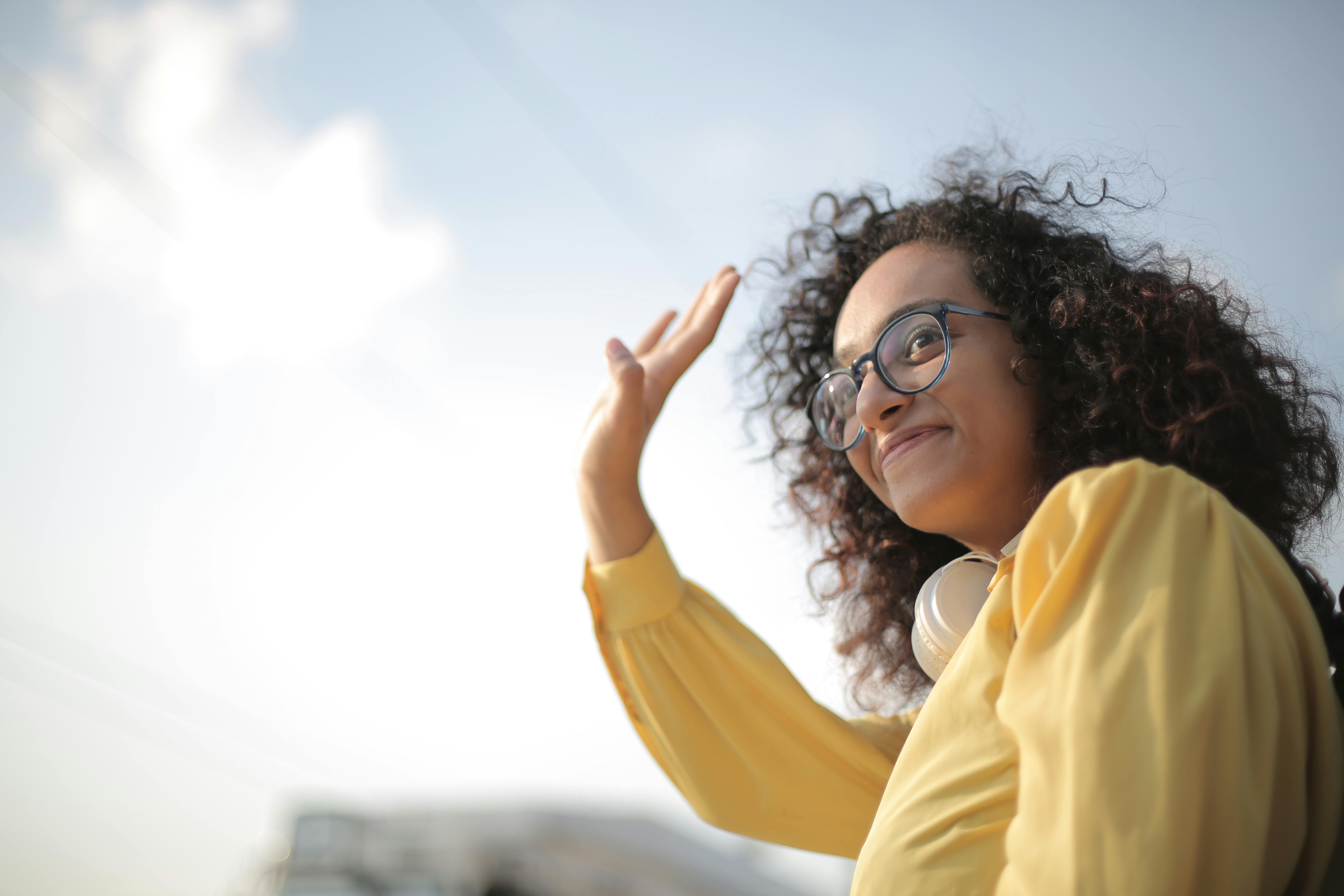 Una mujer saluda al pasar | Fuente: Pexels