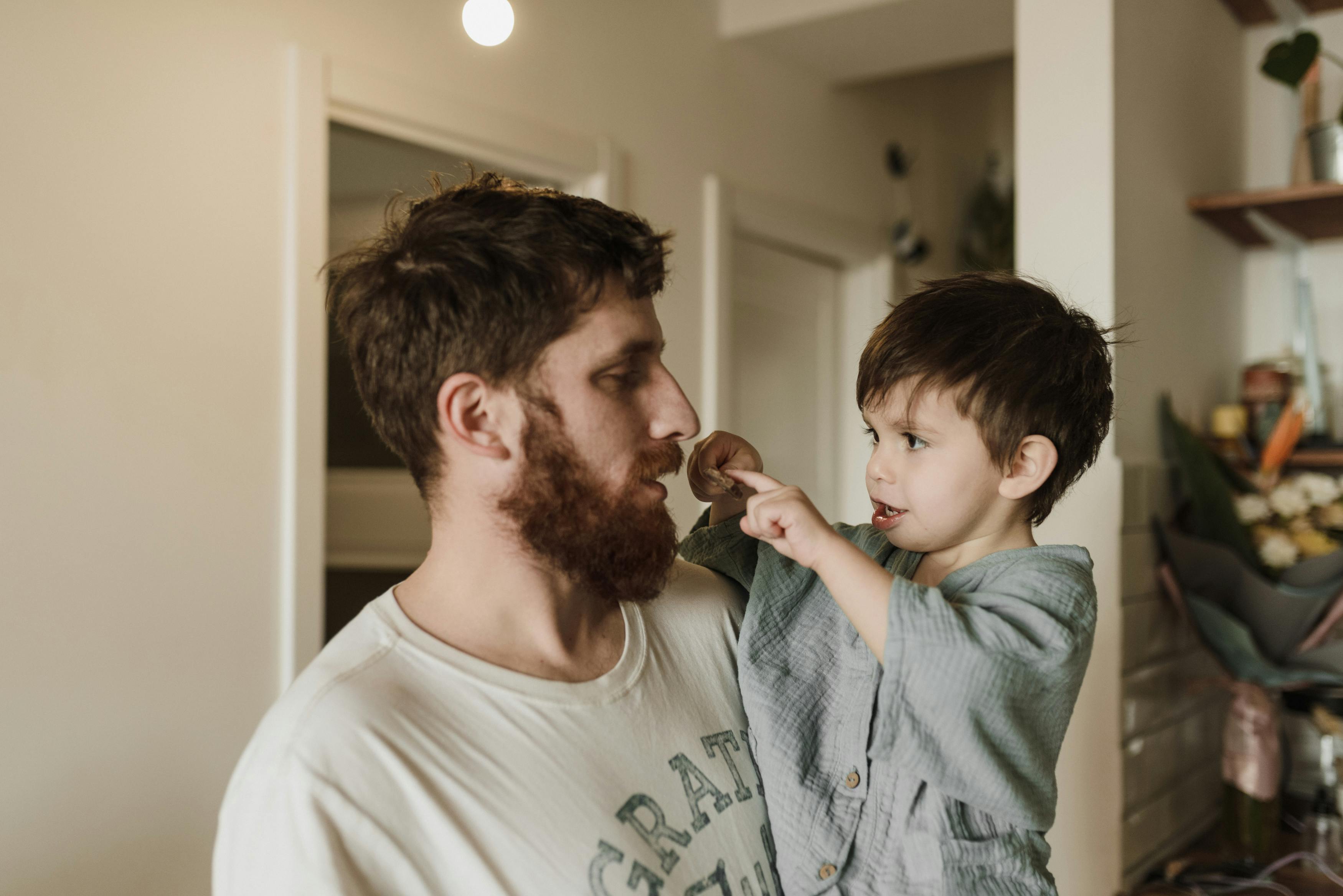 Padre hablando con su hijo pequeño | Fuente: Pexels