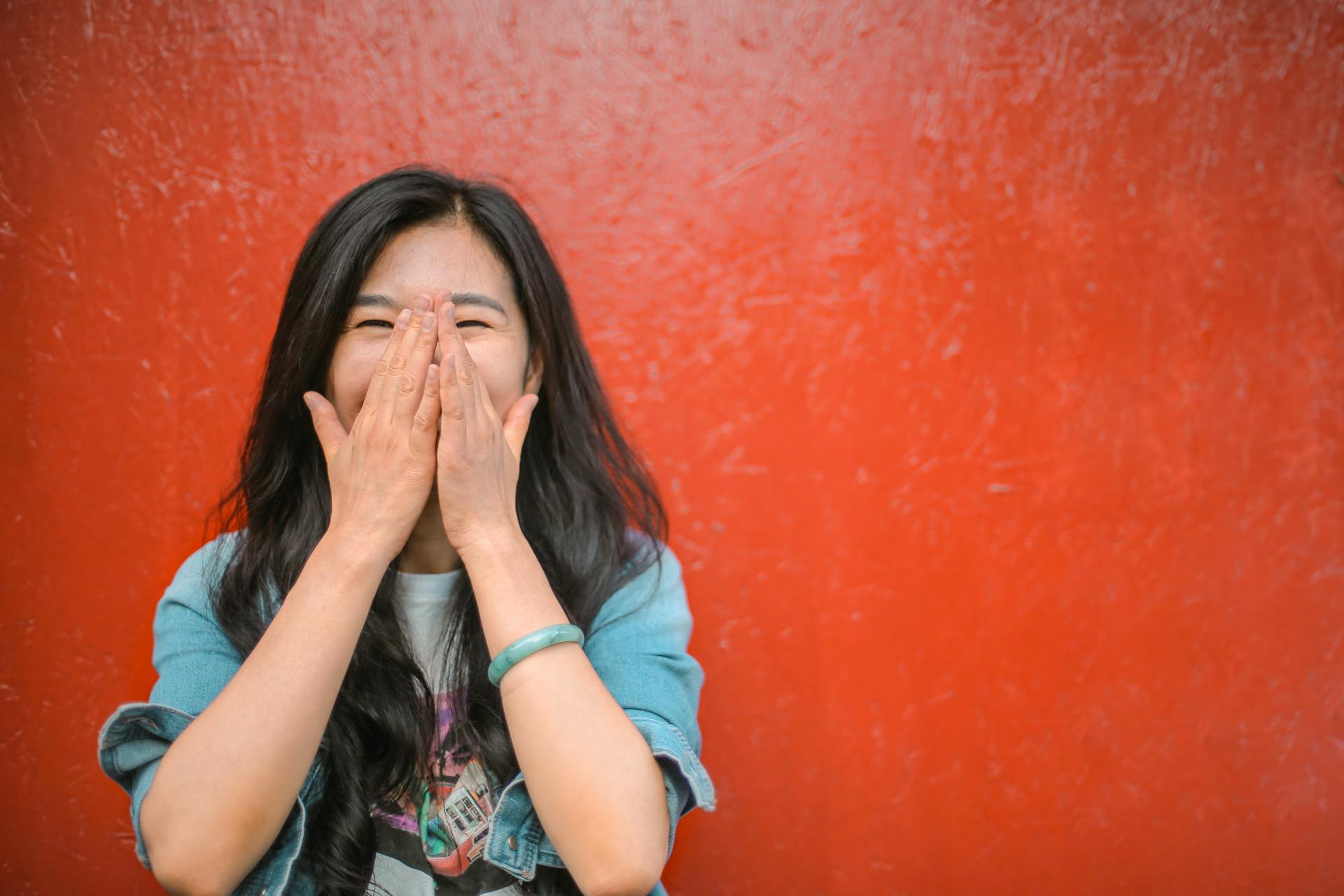 Una mujer riendo | Fuente: Pexels