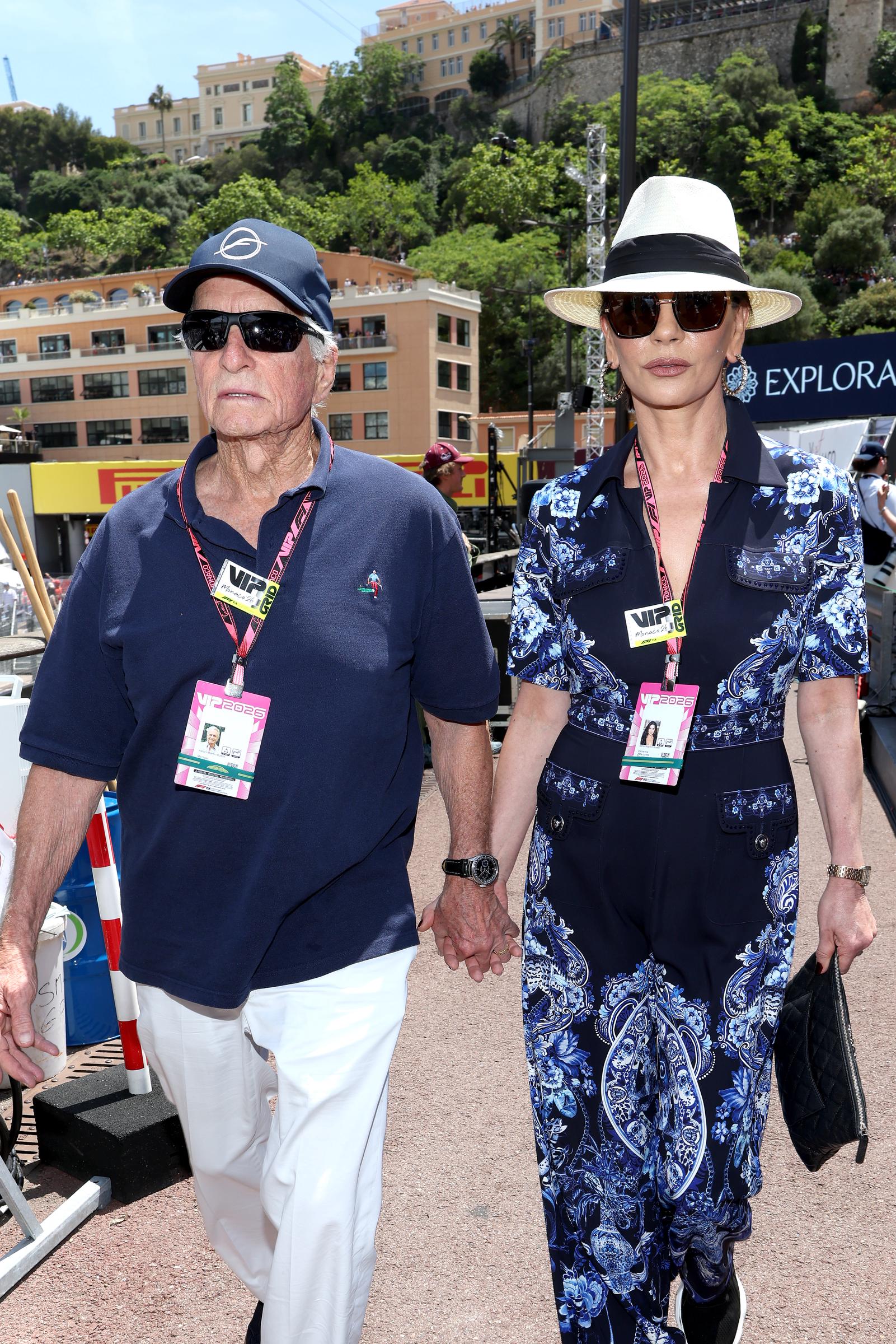 Catherine le dio las gracias a su difunto suegro, Kirk Douglas, por animarla a seguir en movimiento. Ahora, entre sus actividades favoritas están la natación, los estiramientos y los ejercicios para mejorar el equilibrio. | Fuente: Getty Images