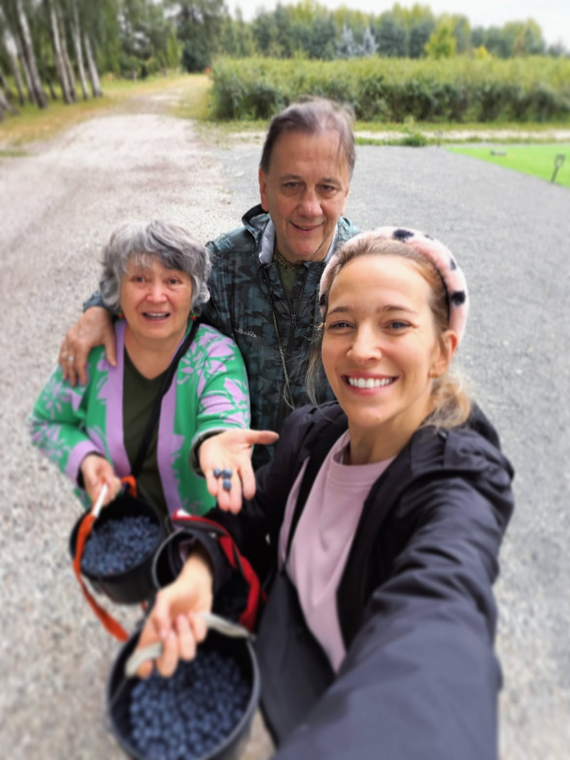 Luisana Lopilato junto a sus padres, Beatriz y Eduardo, durante la recolección de arándanos | Fuente: Instagram/luisanalopilato