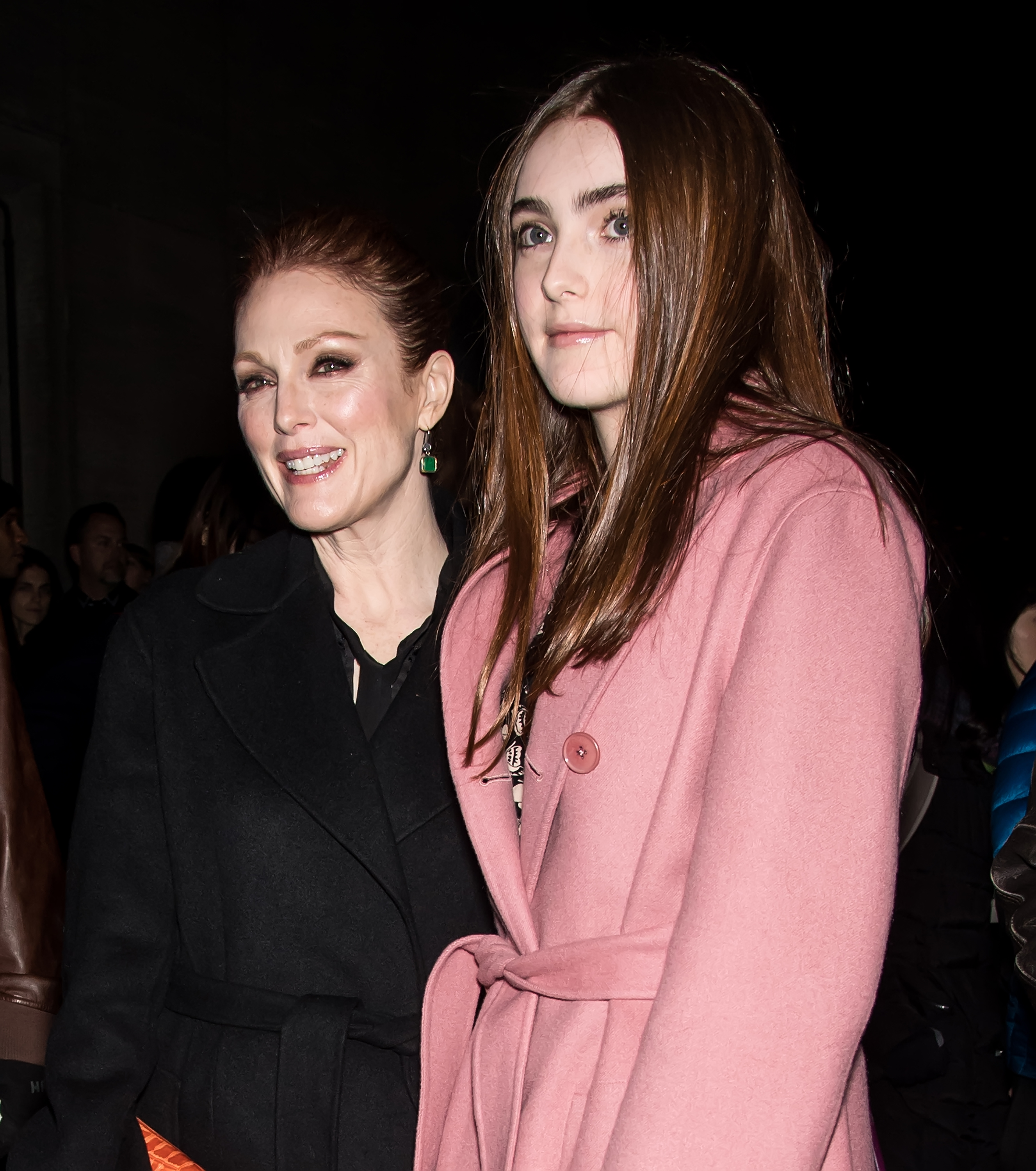 Se ve a Julianne Moore y Liv Freundlich llegando al desfile de Bottega Veneta durante la Semana de la Moda de Nueva York, celebrado en la Bolsa de Nueva York el 9 de febrero de 2018 en la ciudad de Nueva York | Fuente: Getty Images