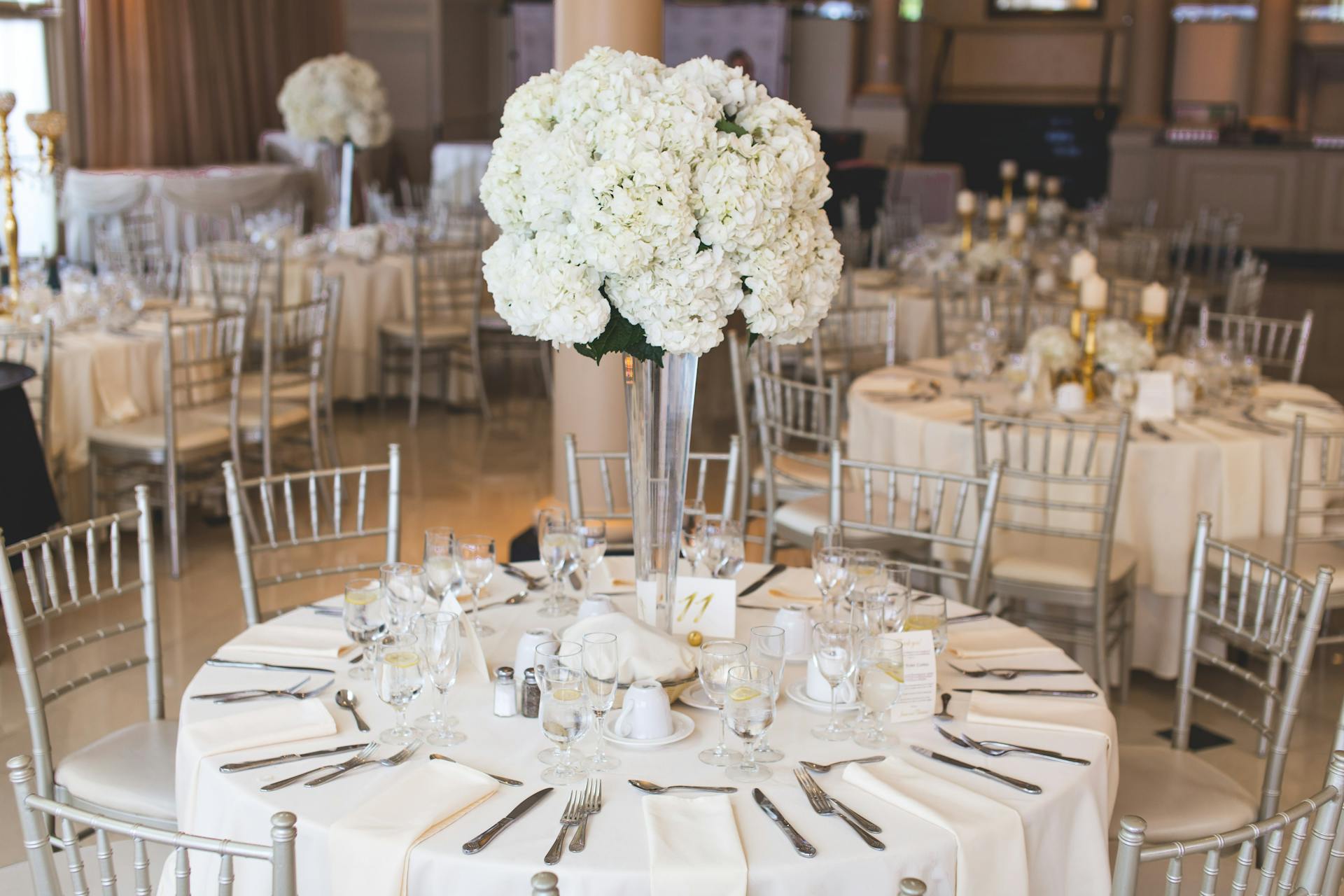 Un lugar preparado para una gran cena de boda | Fuente: Pexels