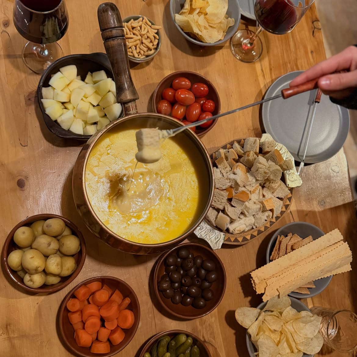 Marcela Kloosterboe fotografió una mesa con comida durante sus vacaciones de ski | Fuente: Instagram/m.klooster