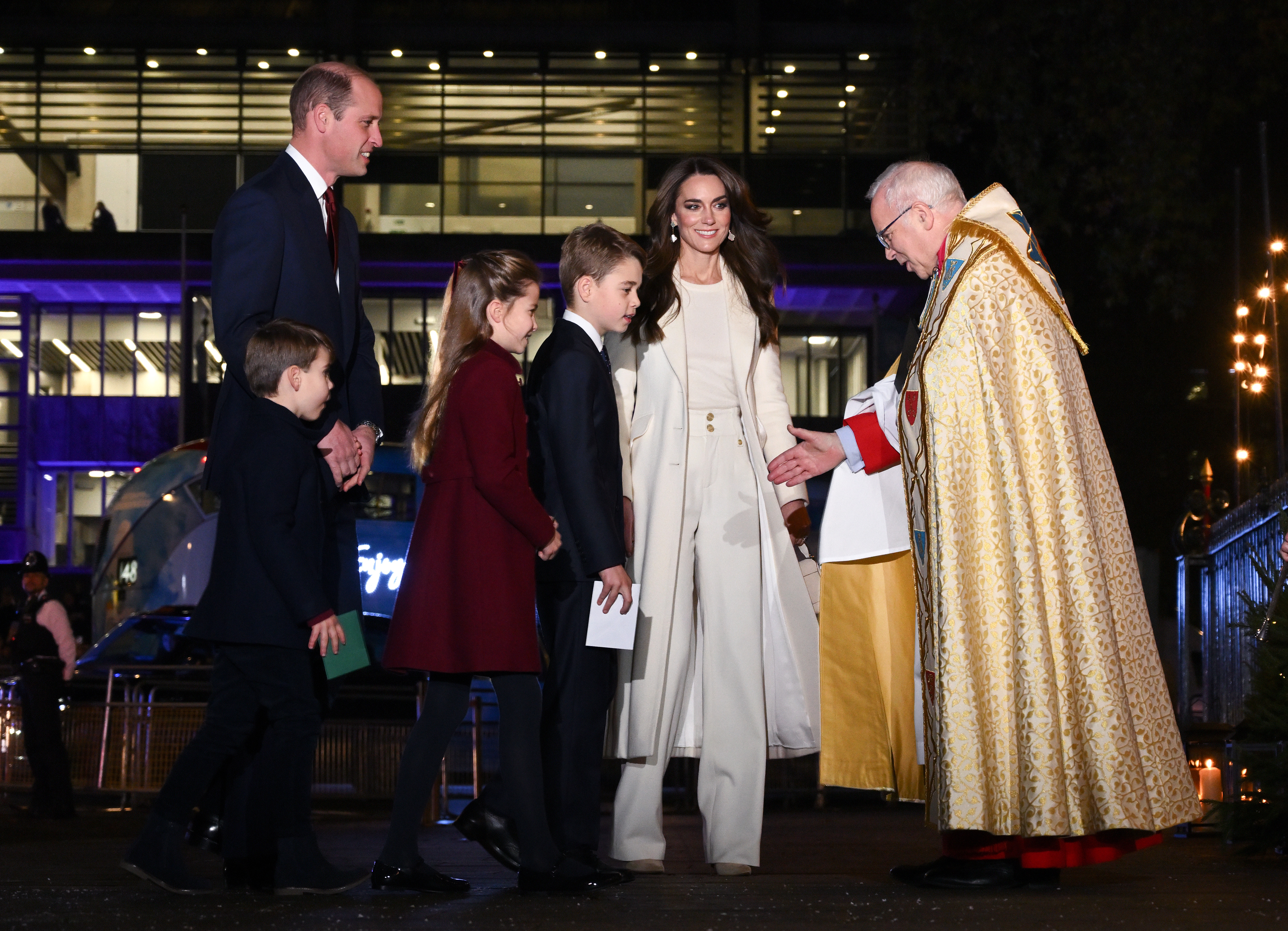 El Príncipe William y la Princesa Catherine con sus hijos el Príncipe George, la Princesa Charlotte y el Príncipe Louis en el servicio de Villancicos Reales - Juntos en Navidad en la Abadía de Westminster el 8 de diciembre de 2023 en Londres, Inglaterra | Foto: Getty Images
