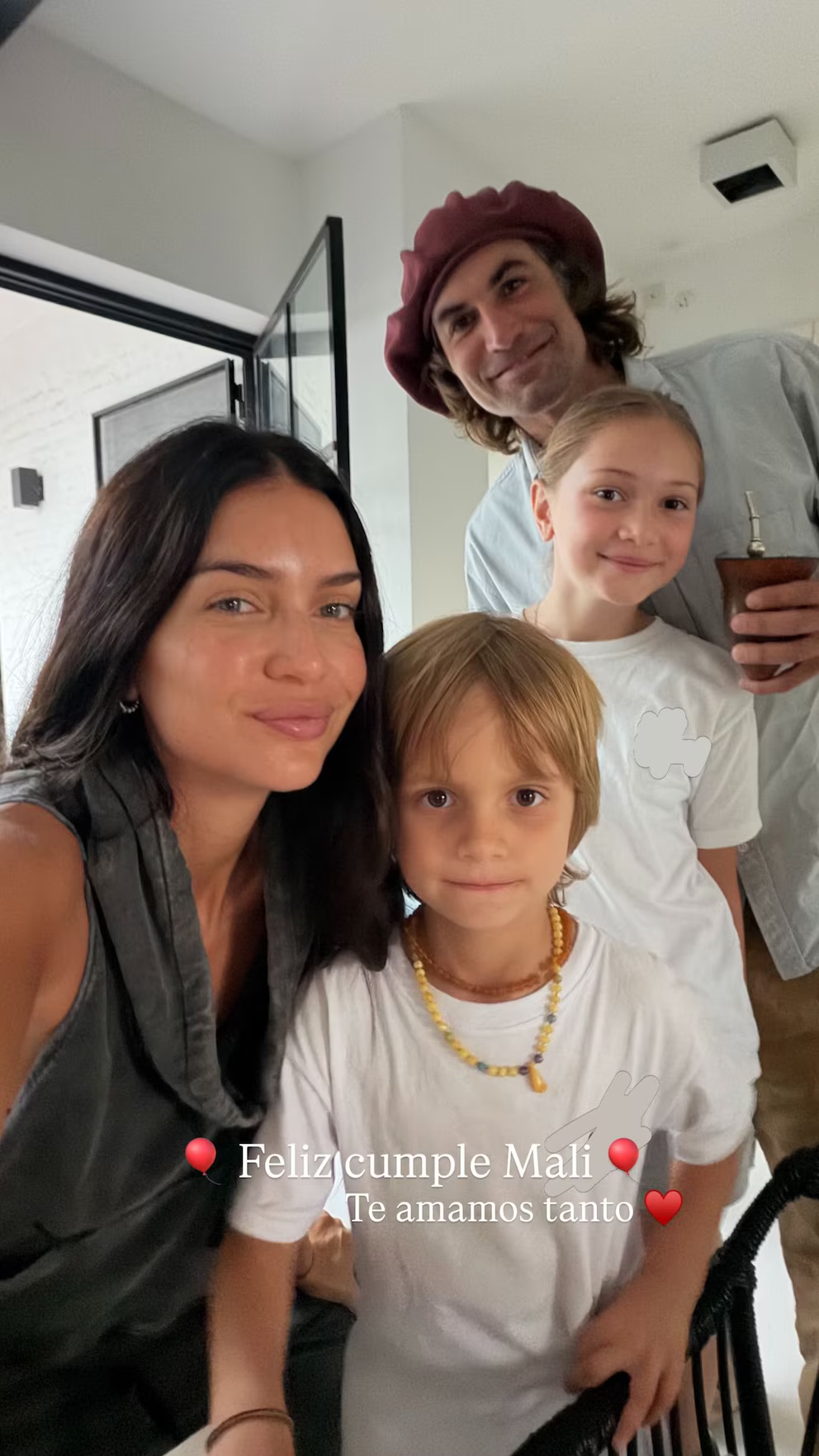 Zaira Nara y Jakob Von Plessen junto a sus hijos Malaika y Viggo | Fuente: Instagram Stories/zaira.nara