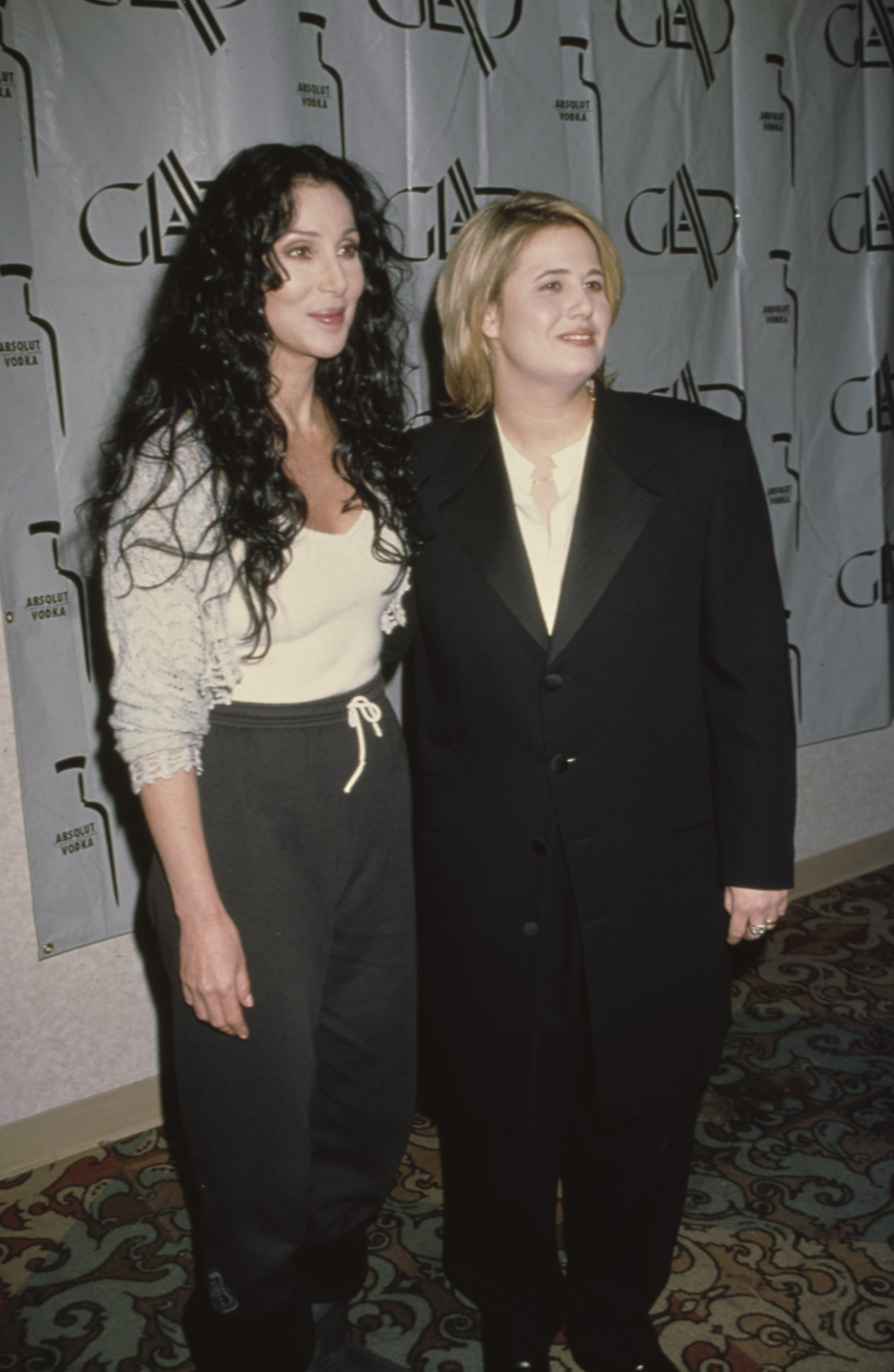 Cher y Chastity Bono en los 19º Premios Anuales Glaad Media en Los Ángeles, California, el 19 de abril de 1998 | Foto: Getty Images