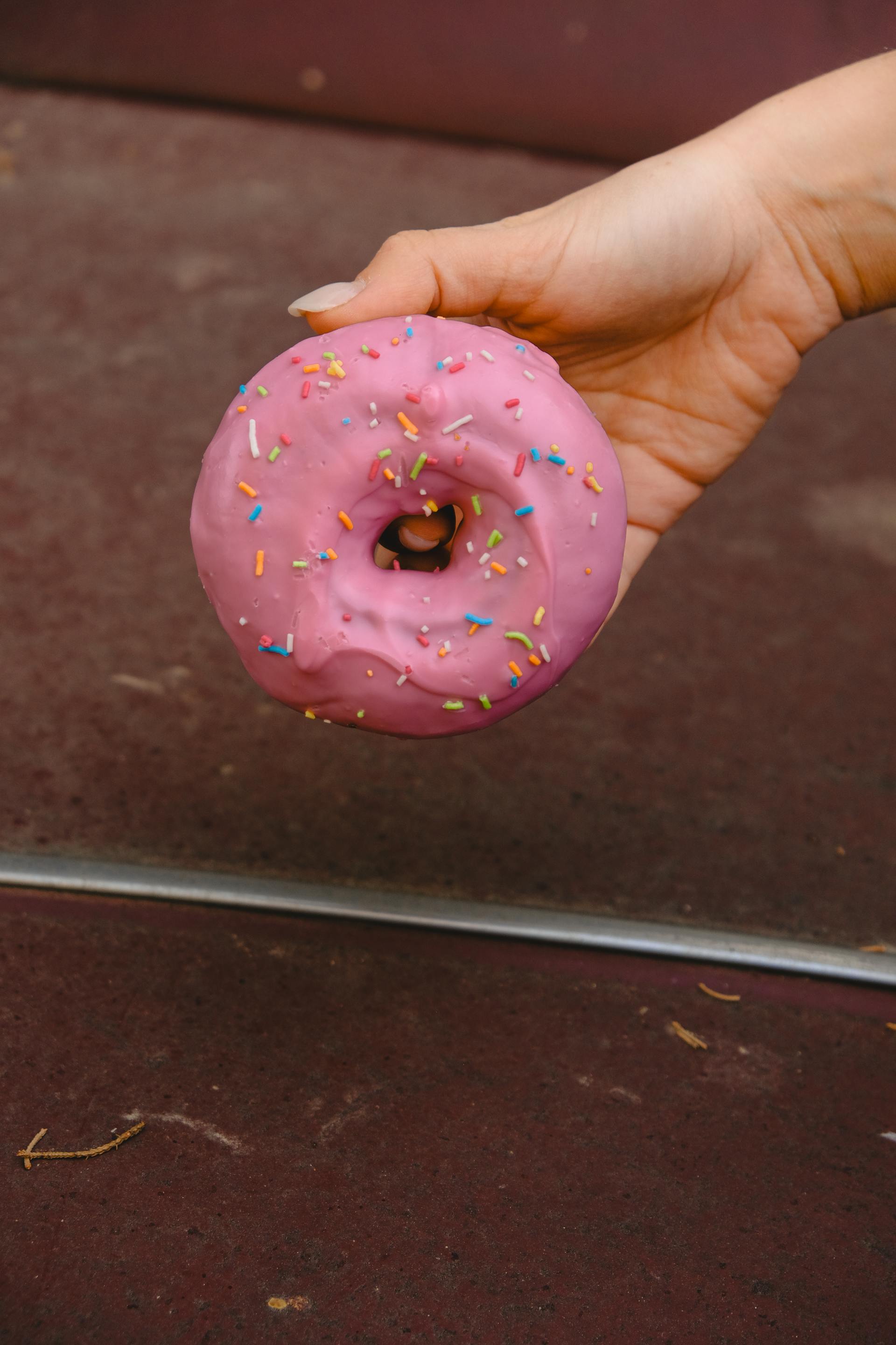 Una persona sujetando un donut | Fuente: Pexels