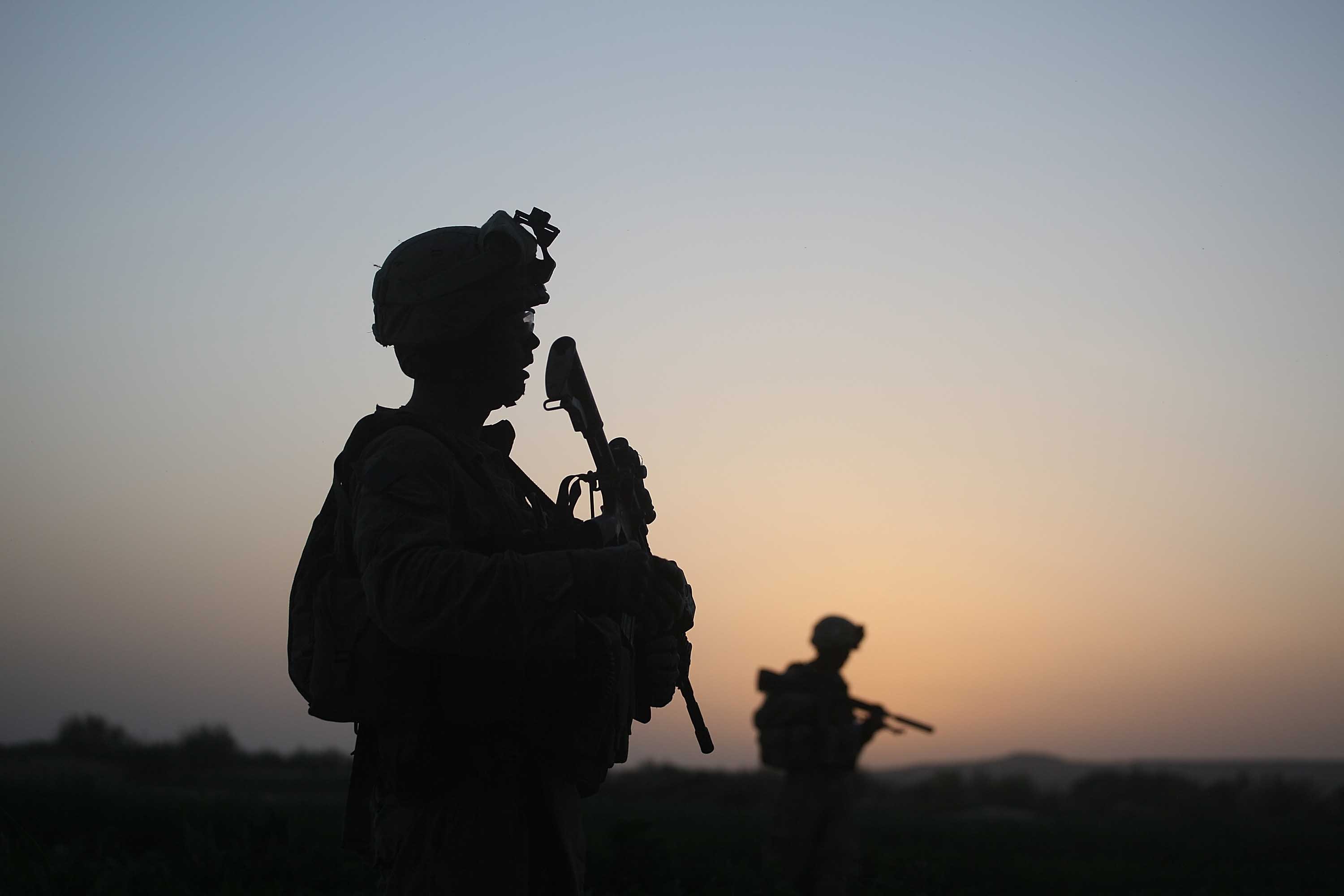 Marines estadounidenses con la 2da Brigada Expedicionaria de Infantería de Marina, RCT 2do Batallón 8vo. Marines Echo Co. bajan temprano en la mañana durante una operación para expulsar a los combatientes talibanes el 18 de julio de 2009 en Herati, Afganistán. | Foto: Getty Images