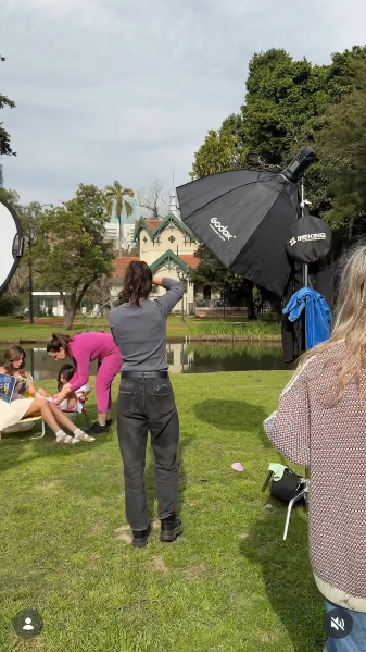 Sarah Burlando junto a su madre Barby Franco durante una producción fotográfica al aire libre | Fuente: Instagram/mediasfloydok