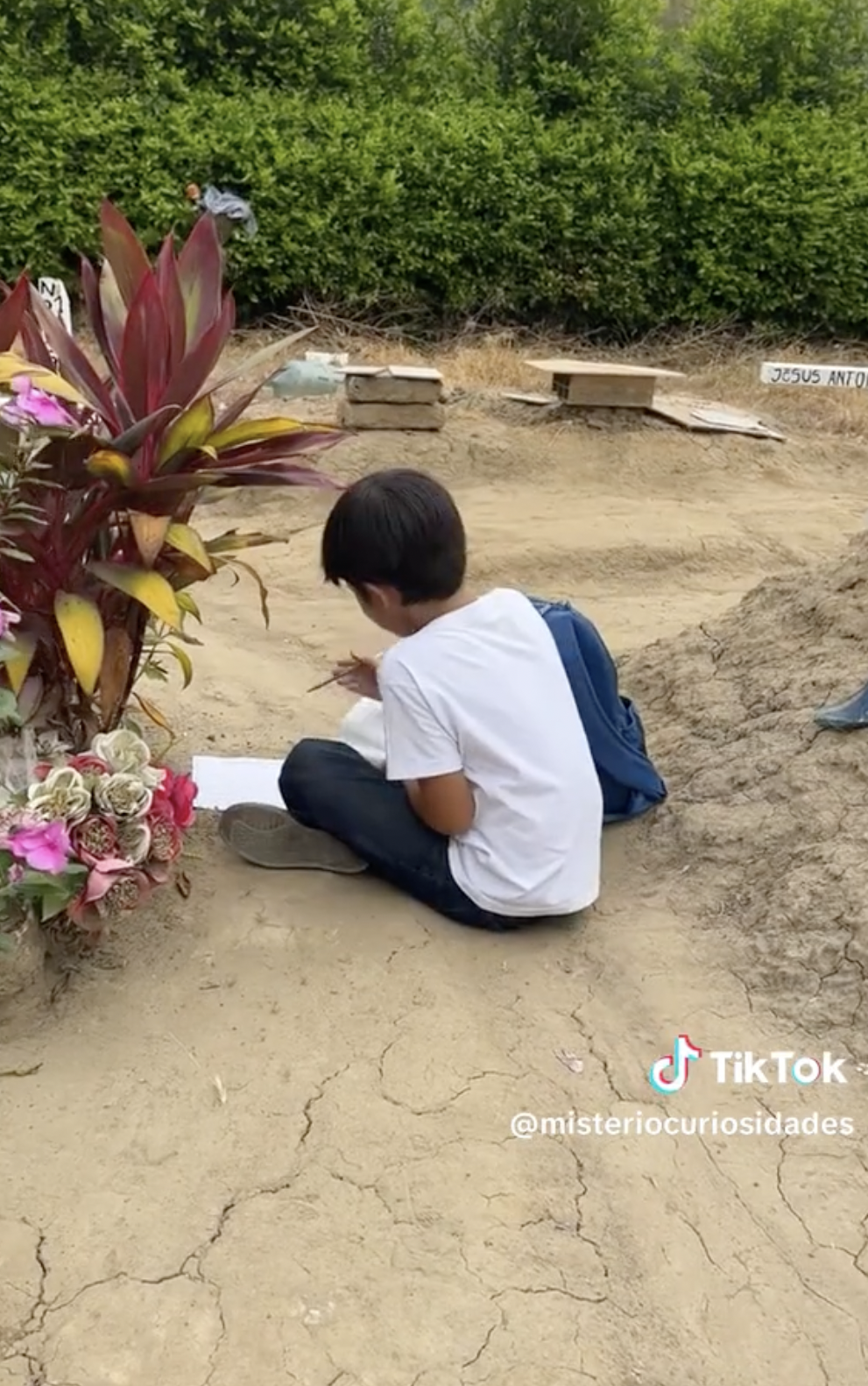 Kike haciendo los deberes en la tumba de su difunta madre | Foto: tiktok.com/@misteriocuriosidades