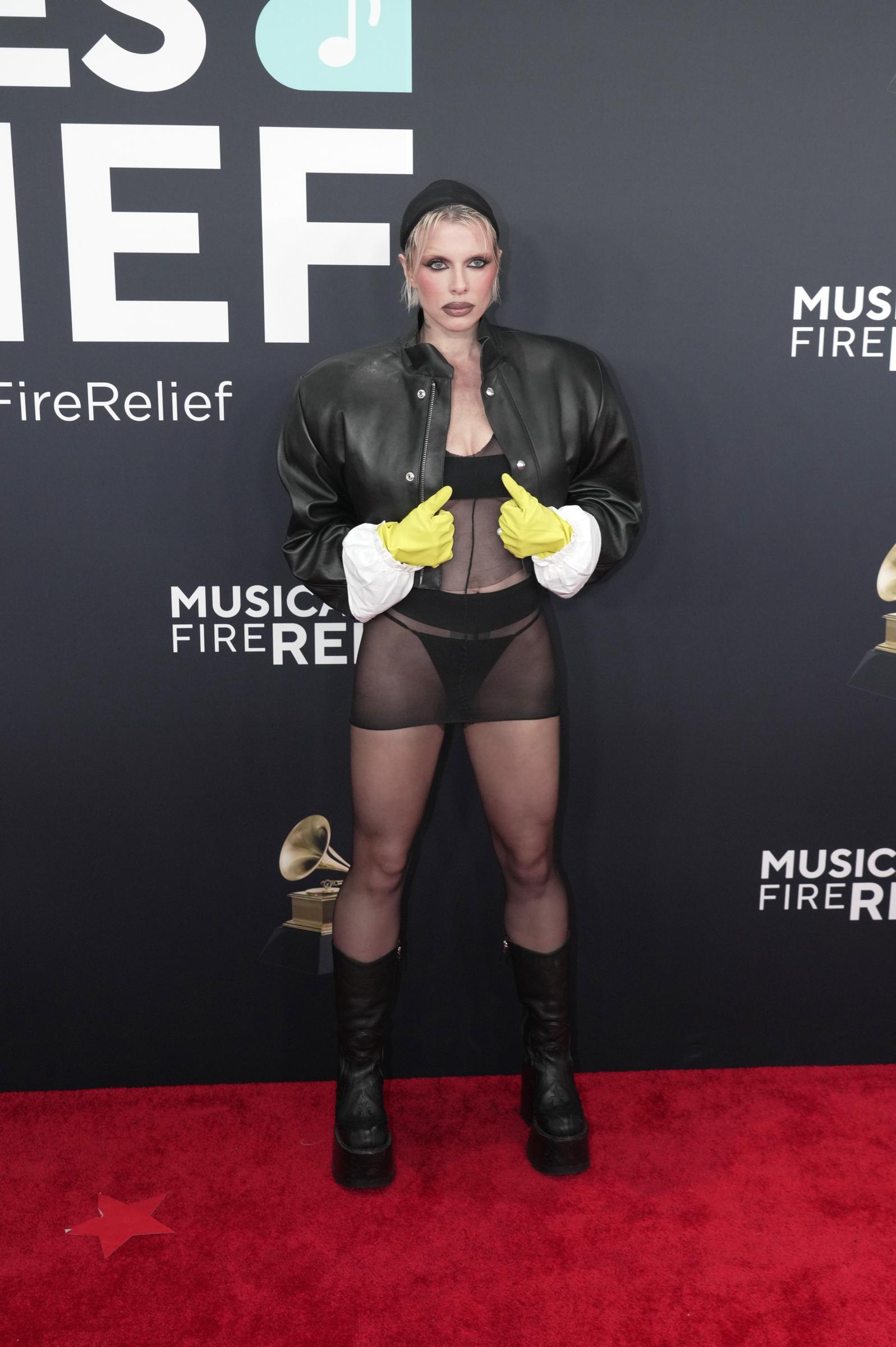 Julia Fox en la 67ª edición de los Premios Grammy el 2 de febrero de 2025, en Los Ángeles, California. | Fuente: Getty Images