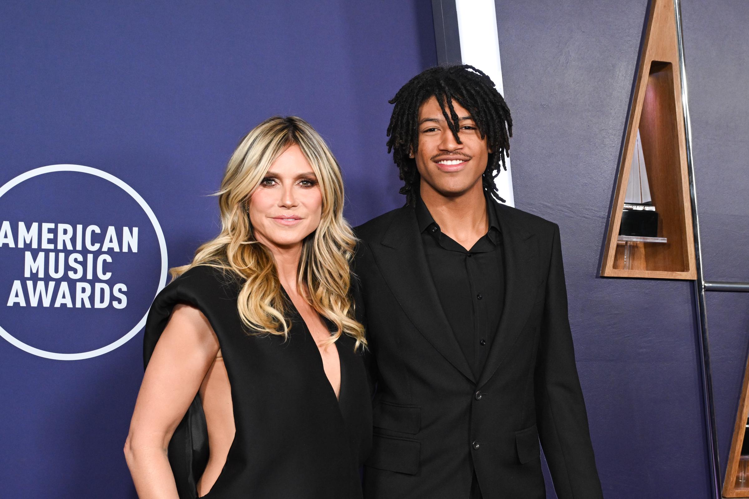 Heidi Klum y su hijo, Henry Samuel, posan codo con codo en los 2025 AMAs. Con trajes negros coordinados y sonrisas confiadas, el dúo destacó entre las llegadas de los famosos de la noche.