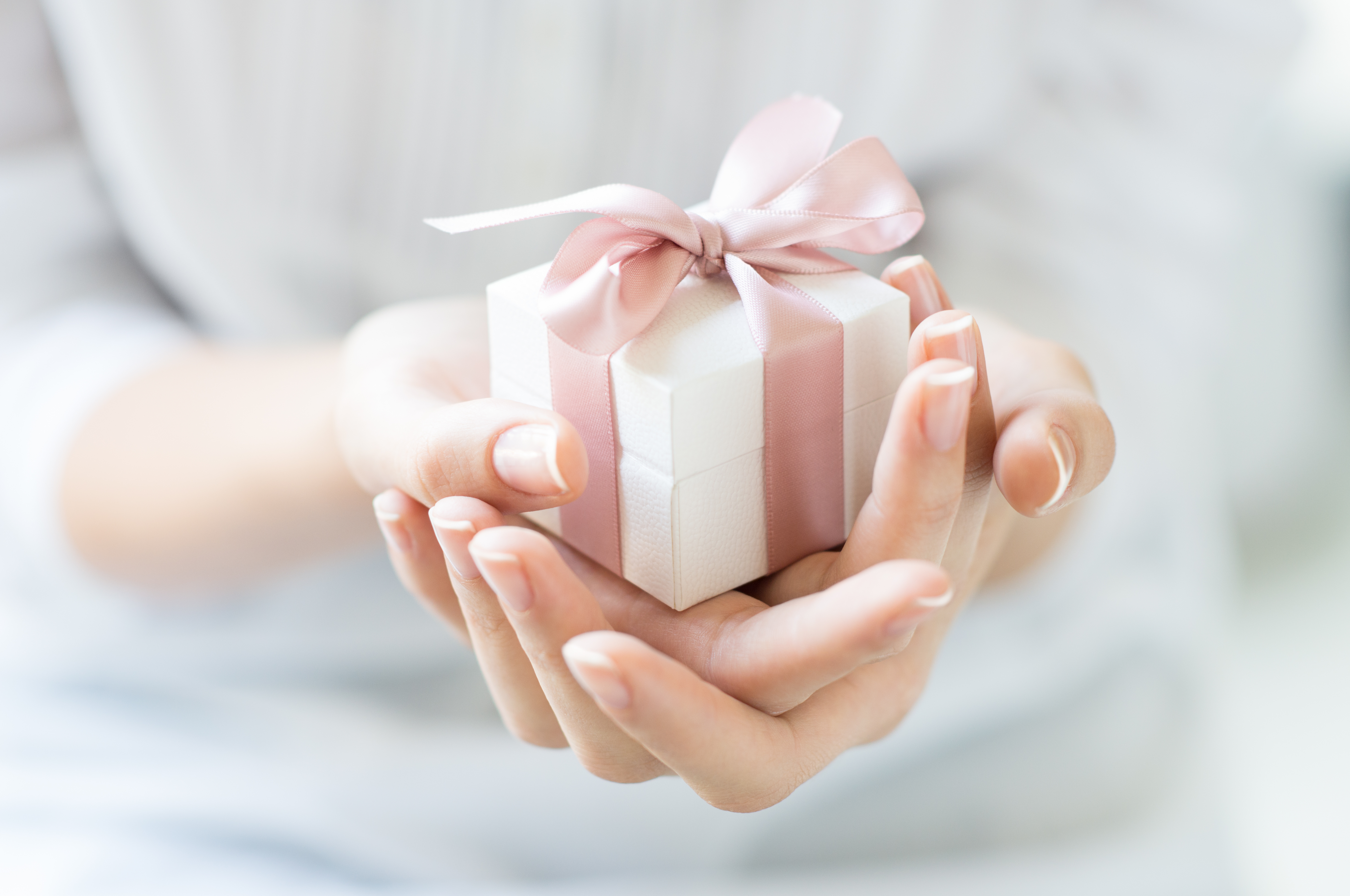 Primer plano de una mujer sosteniendo un regalo. | Foto: Shutterstock