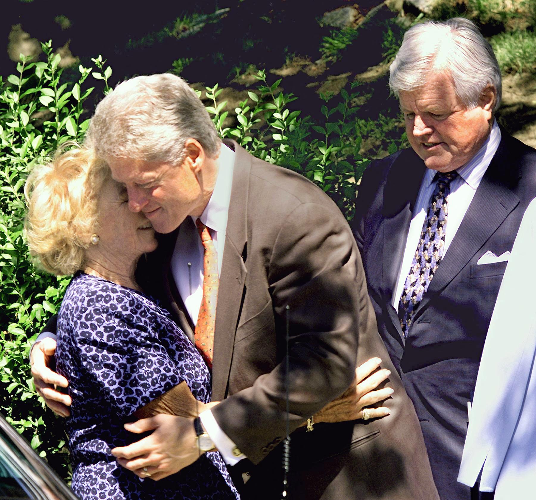 Ethel Kennedy y Bill Clinton comparten un abrazo durante el 30 aniversario del asesinato de Robert F. Kennedy en Boston, Massachusetts, el 5 de junio de 1998 | Fuente: Getty Images