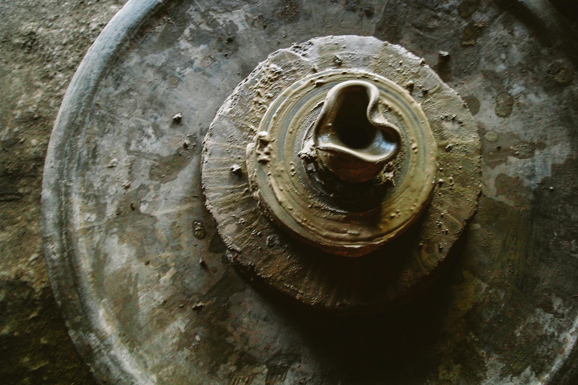 Arcilla en un torno de alfarero | Fuente: Pexels