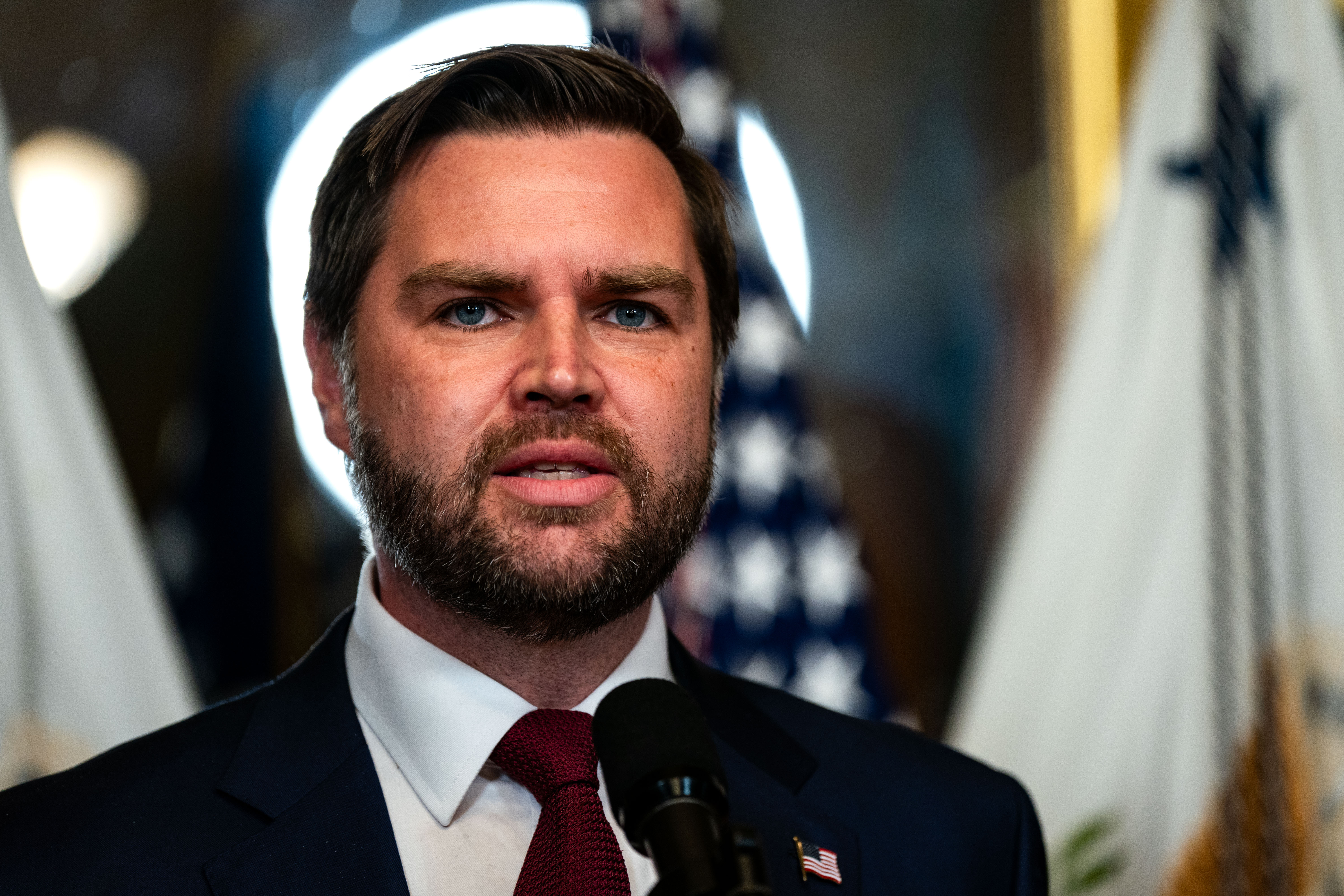 El Vicepresidente JD Vance durante la ceremonia de juramento del recién confirmado Director de la CIA John Ratcliffe en Washington, D.C., el 23 de enero de 2025. | Fuente: Getty Images