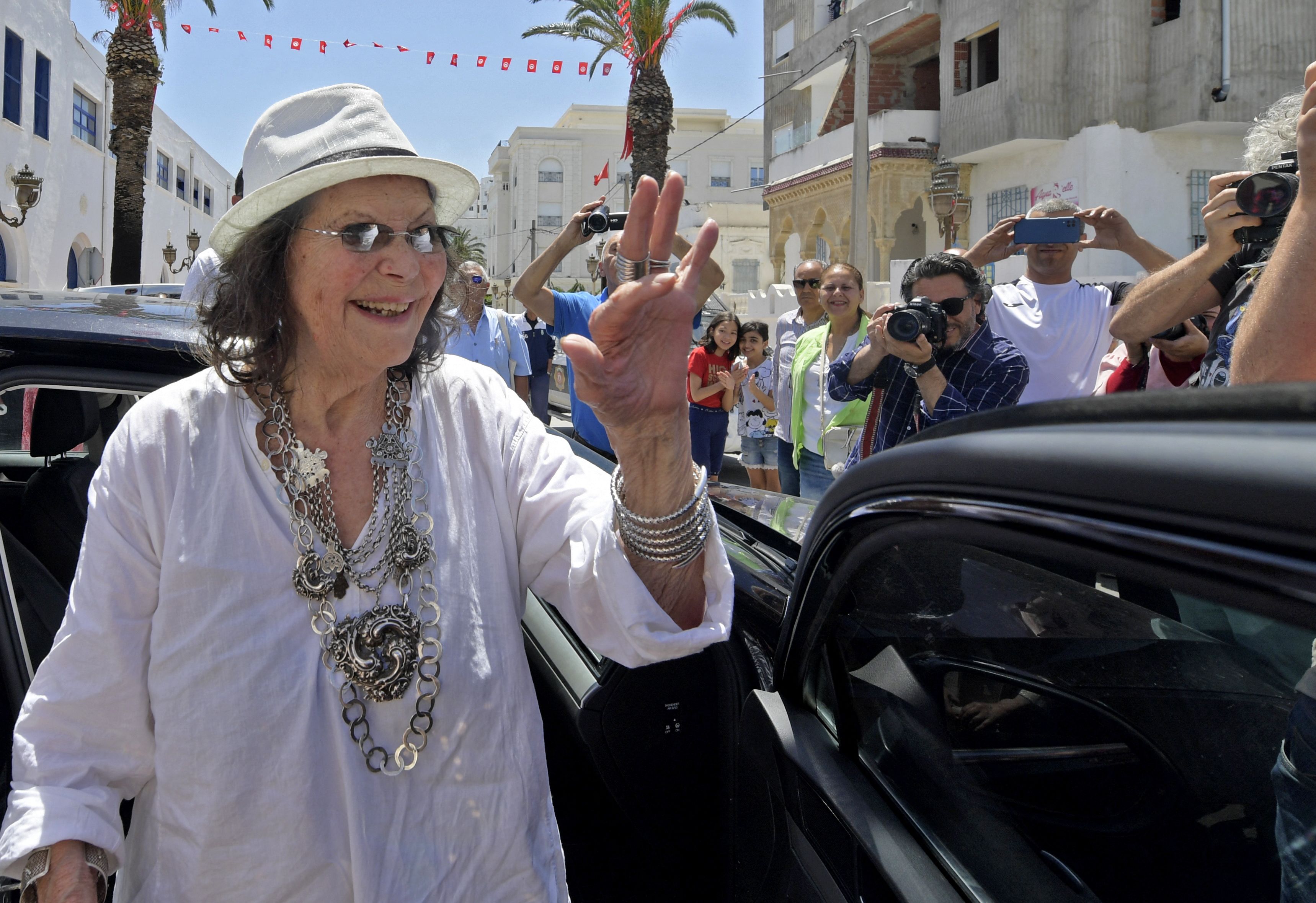 Claudia Cardinale asiste a la inauguración de la calle Claudia Cardinale el 29 de mayo de 2022, en La Goulette, Túnez. | Fuente: Getty Images