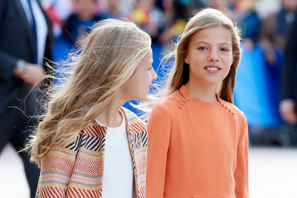 La princesa Leonor y la infanta Sofía antes de los 'Premios Princesa de Asturias' el 17 de octubre de 2019 en Oviedo, España. | Foto: Getty Images