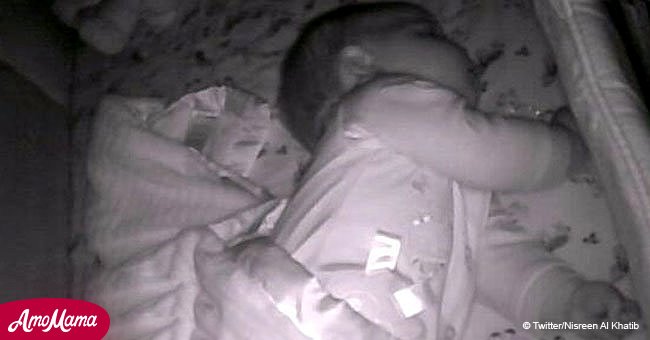 Mamá deja solo a su bebé mientras duerme para ir a cenar. Entonces siente extraña angustia