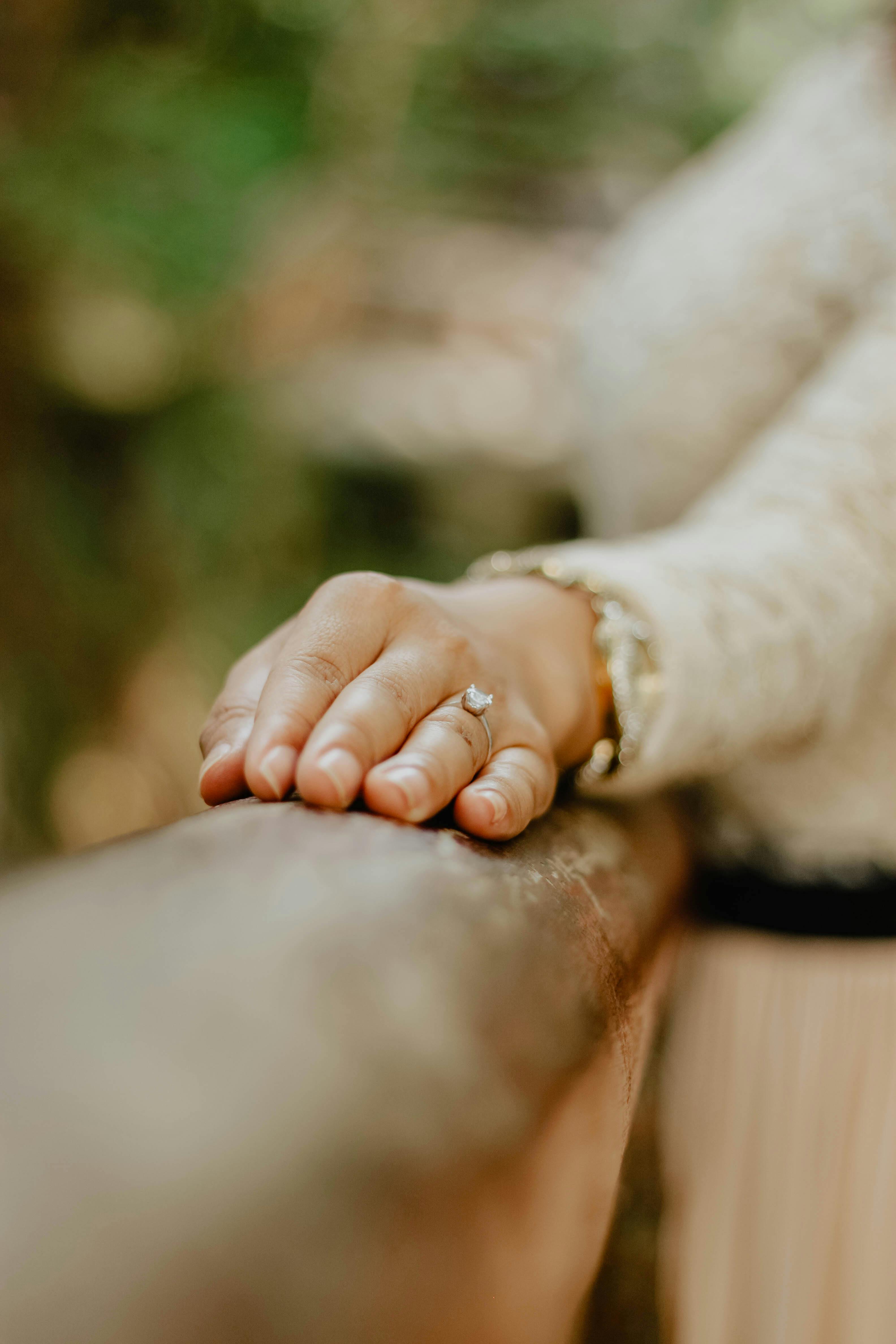 Mujer mostrando su anillo de compromiso | Foto: Pexels