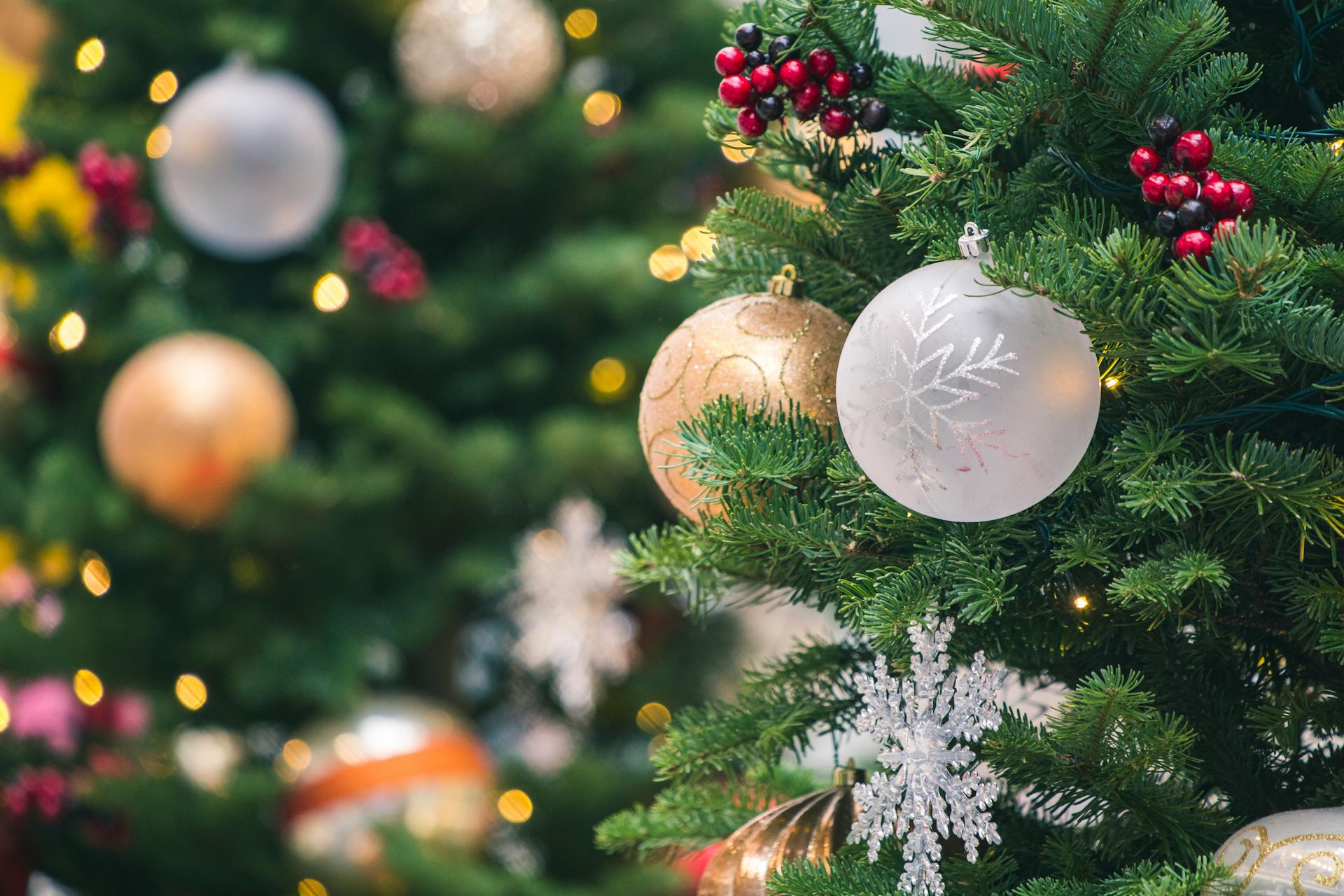 Primer plano de la decoración de un árbol de Navidad | Fuente: Pexels