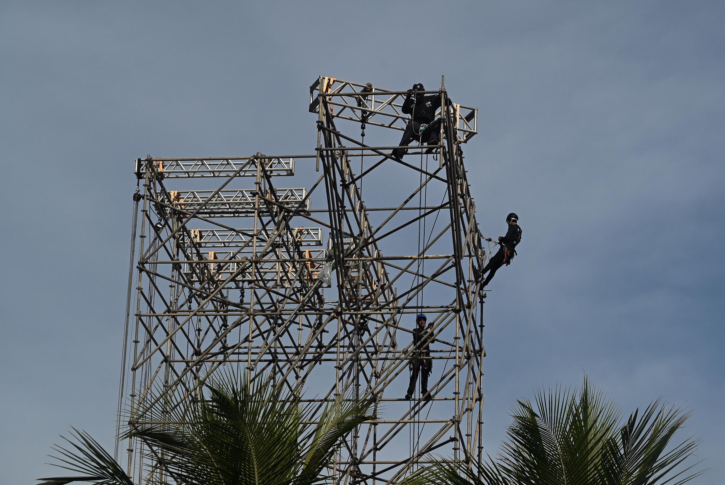 Se produjo un accidente en el escenario donde está previsto que actúe Shakira. Gabriel de Jesus Firmino, un cerrajero de 28 años, falleció tras quedar aplastado entre dos ascensores, uno de los cuales, según se informa, se manejaba desde una distancia de 25 metros.  | Fuente: Getty Image.