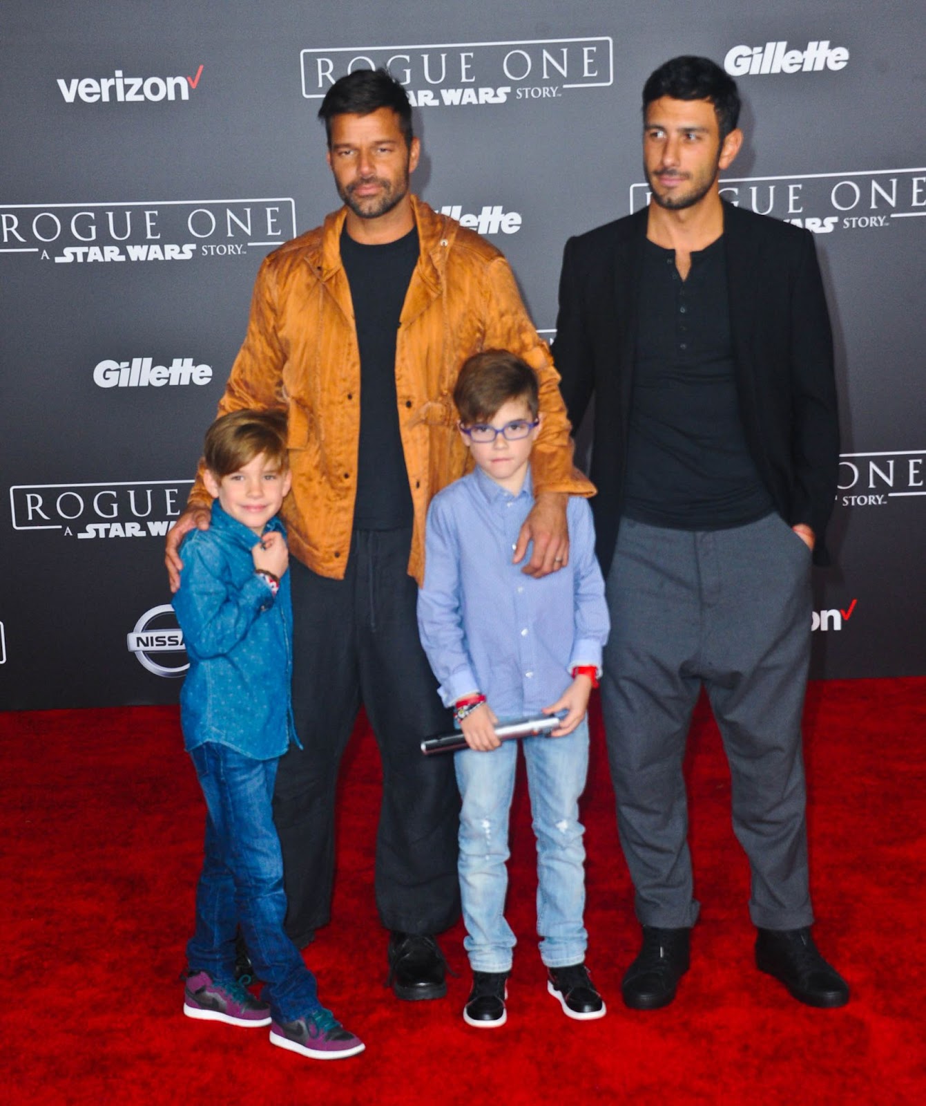 Ricky, Matteo y Valentino Martin y Jwan Yosef en el estreno de "Rogue One: A Star Wars Story" el 10 de diciembre de 2016, en Hollywood | Fuente: Getty Images