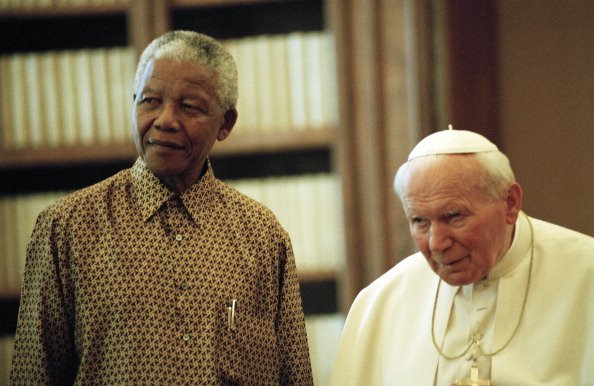 Nelson Mandela se encuentra con el Papa Juan Pablo II durante una audiencia privada en la biblioteca privada del Pontífice dentro del Palacio Apostólico el 18 de junio de 1998 en la Ciudad del Vaticano, Vaticano. | Fuente: Getty Images
