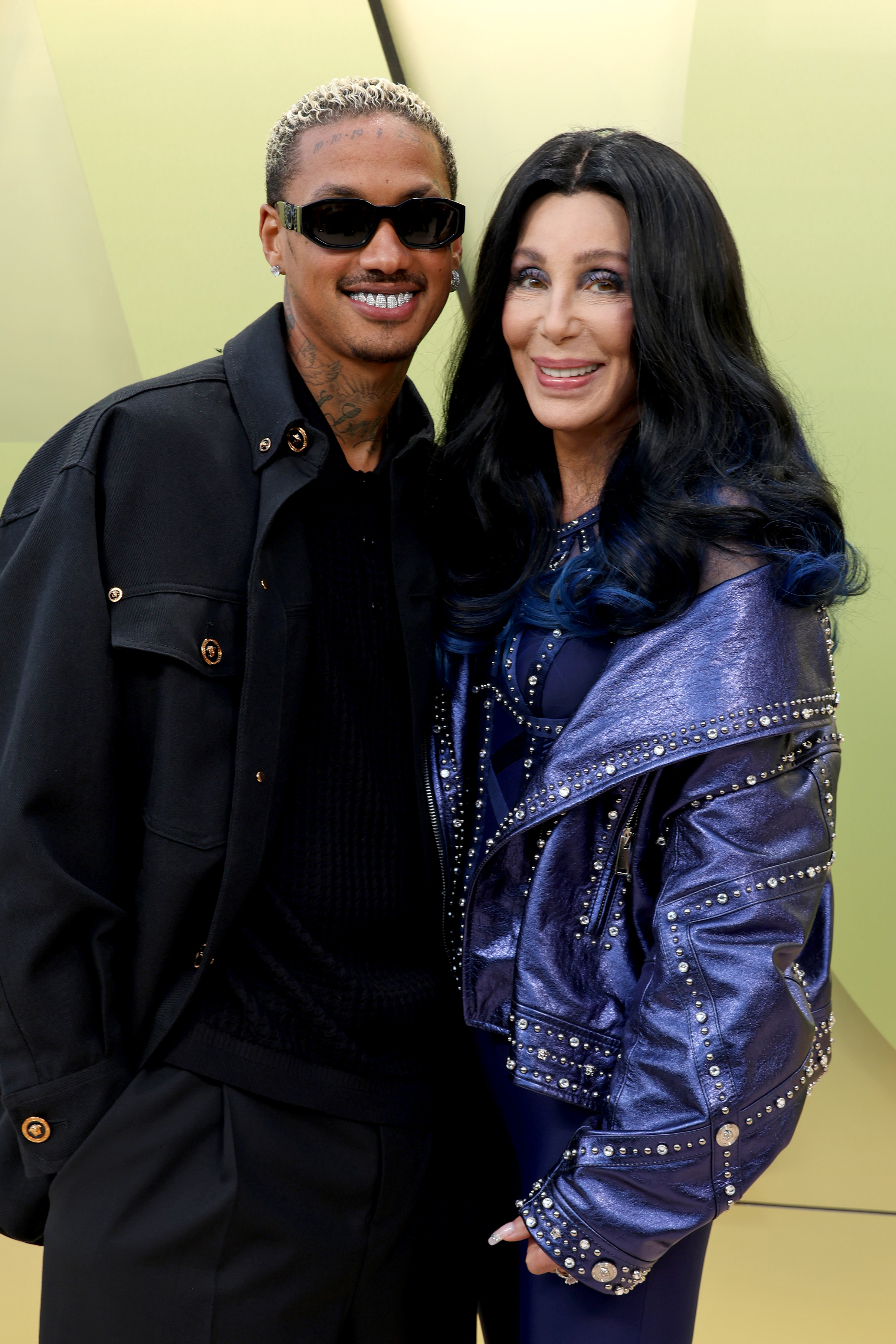 Alexander Edwards y Cher en el desfile Versace FW23 en el Pacific Design Center el 9 de marzo de 2023, en West Hollywood, California. | Fuente: Getty Images