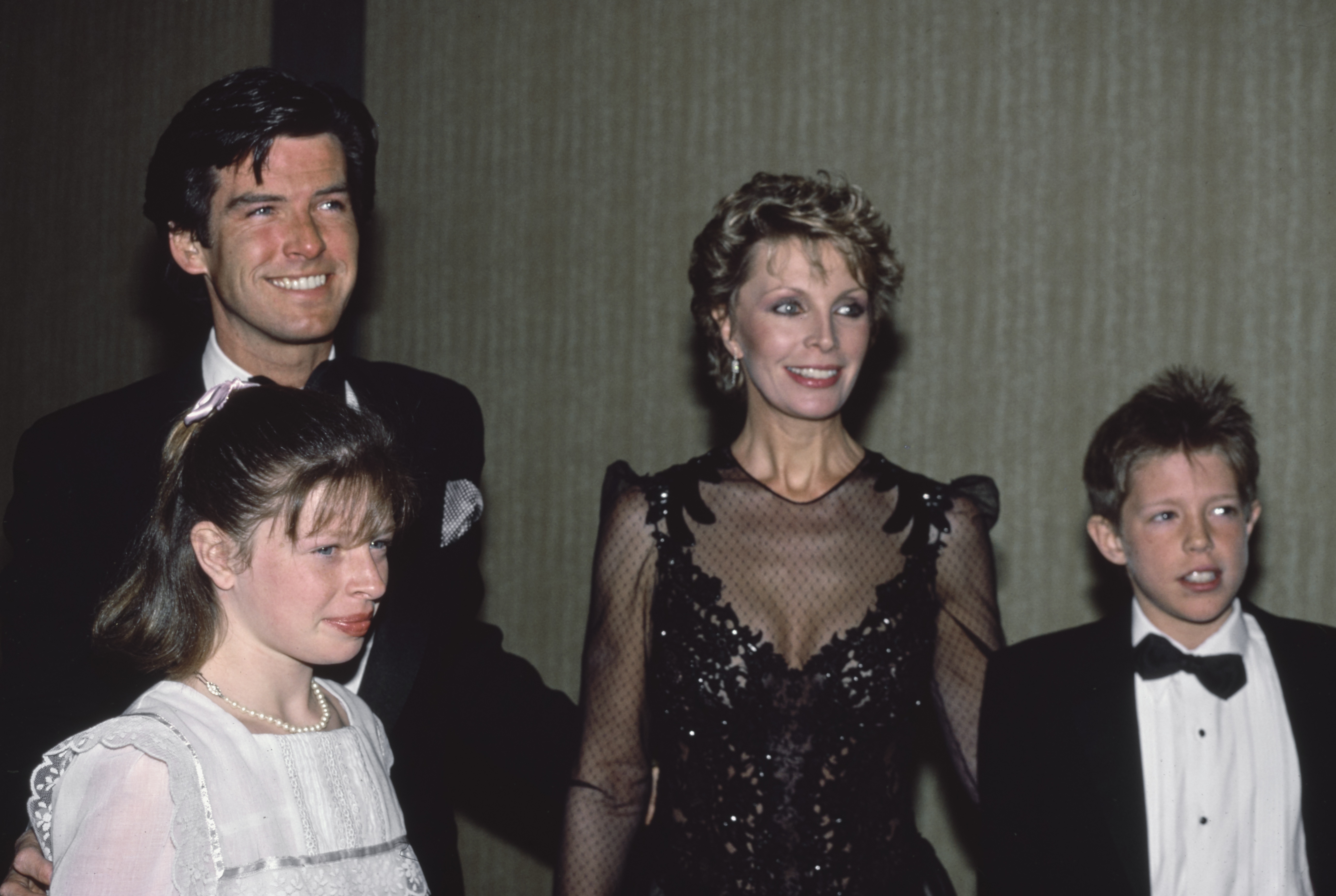Pierce Brosnan con su difunta esposa Cassandra Harris y sus hijos Charlotte y Christopher en Los Ángeles en 1985 | Fuente: Getty Images,