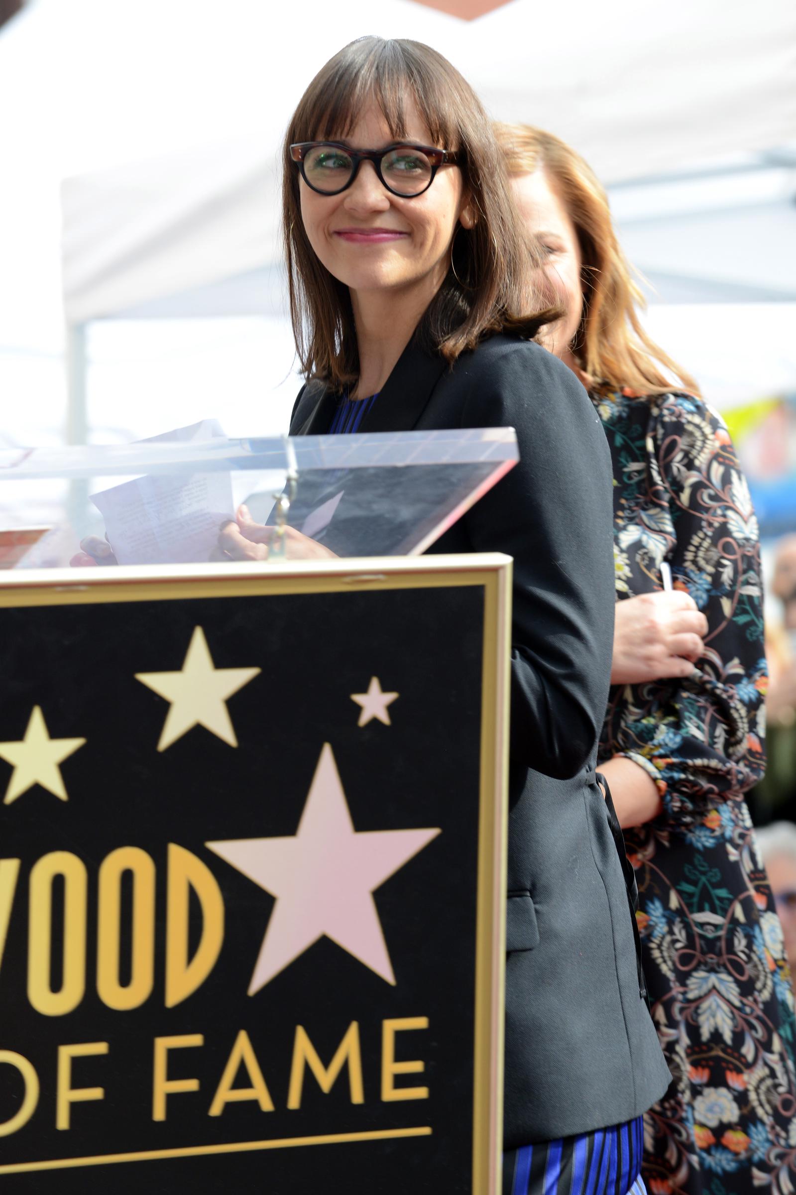 Rashida Jones en la ceremonia de entrega de la estrella de Amy Poehler en el Paseo de la Fama de Hollywood celebrada en Hollywood, California, el 3 de diciembre de 2015 | Fuente: Getty Images