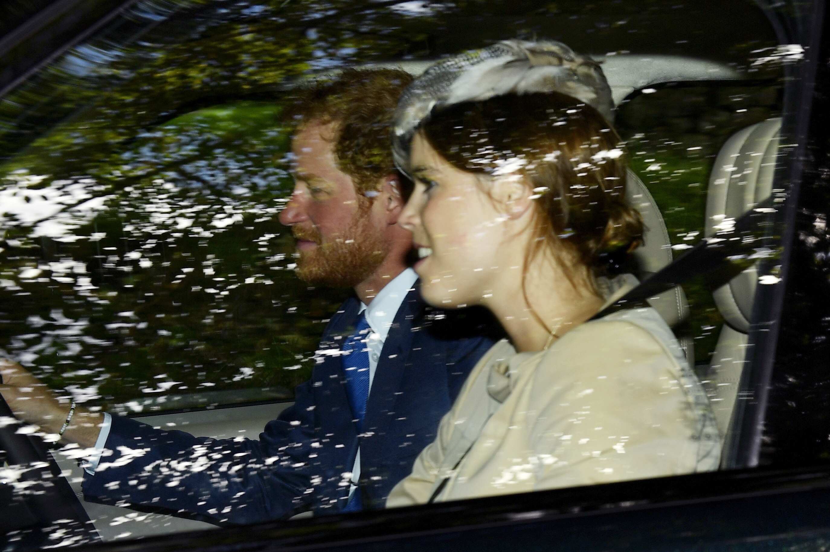 El príncipe Harry y la princesa Eugenia salen en coche de la iglesia de Crathie el 18 de septiembre de 2016 en Crathie, Escocia. | Fuente: Getty Images