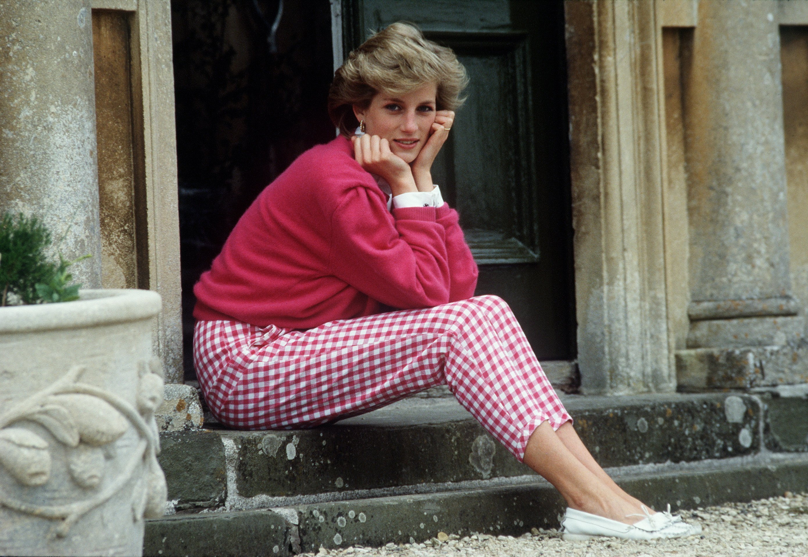 La princesa Diana frente a su casa en Highgrove, Inglaterra, alrededor del año 1986. | Foto: Getty Images