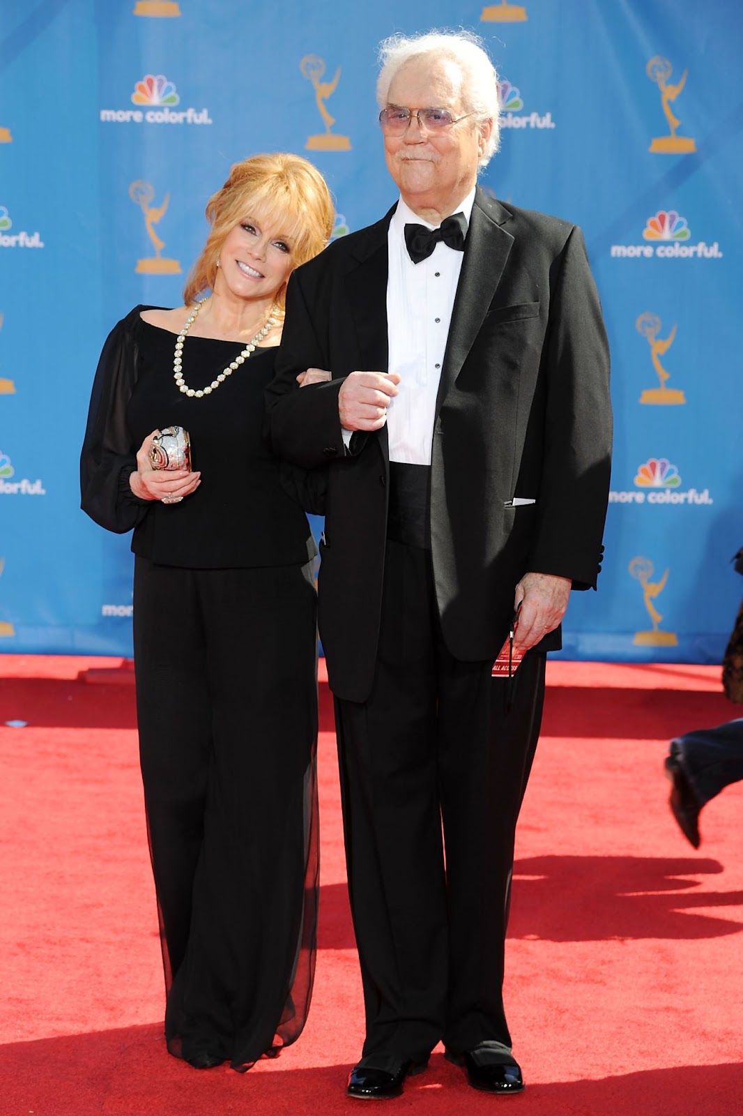 Ann-Margret y Roger Smith en la 62ª edición de los premios Primetime Emmy el 29 de agosto de 2010, en Los Ángeles, California | Fuente: Getty Images