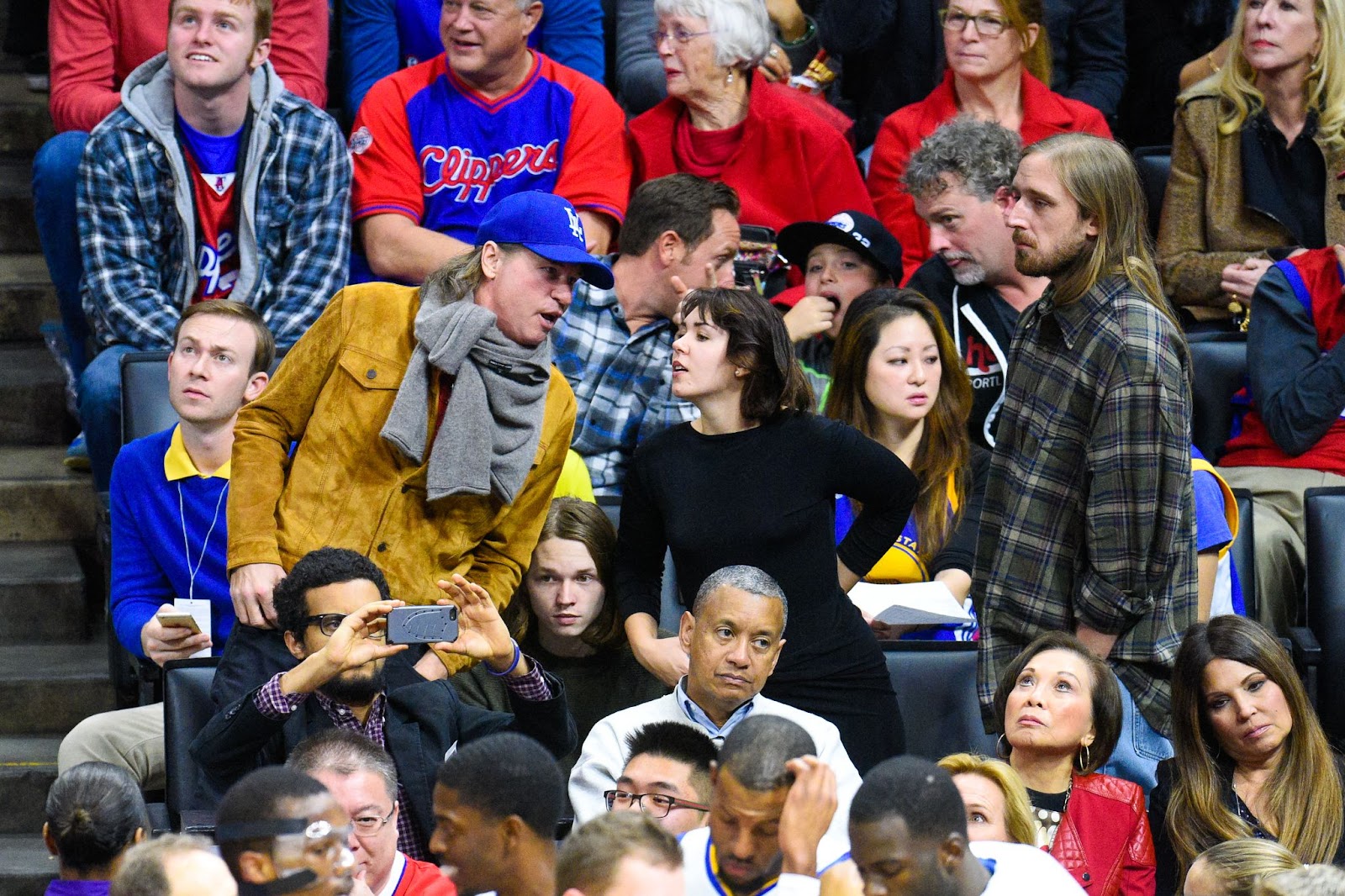 Val y Mercedes Kilmer en un partido de baloncesto entre los Golden State Warriors y Los Angeles Clippers en el Staples Center el 25 de diciembre de 2014, en Los Ángeles, California | Fuente: Getty Images