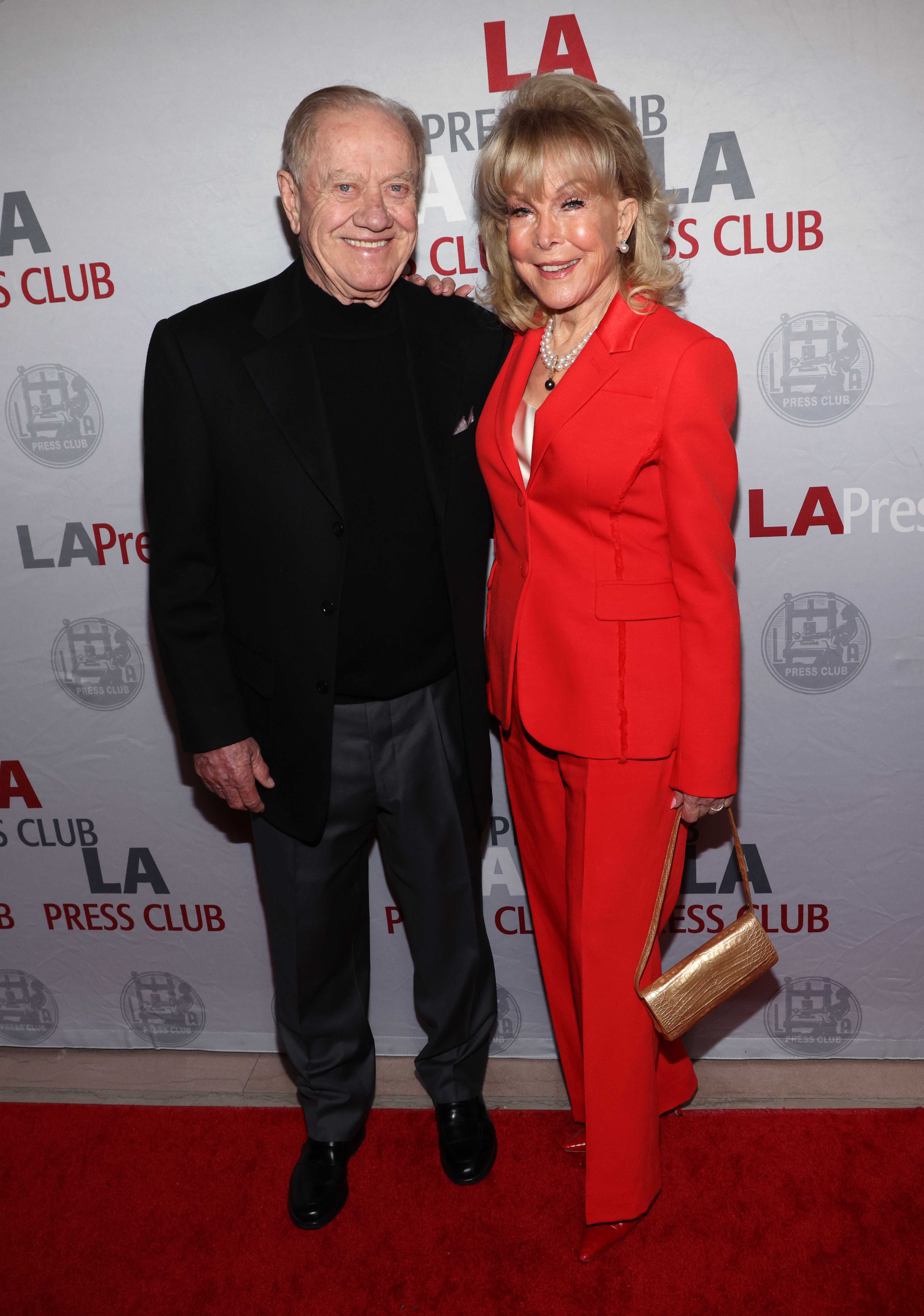 Jon Eicholtz y Barbara Eden asisten a la 16ª Gala Anual de los Premios Nacionales de Periodismo de Arte y Entretenimiento el 3 de diciembre de 2023, en Los Ángeles, California. | Fuente: Getty Images