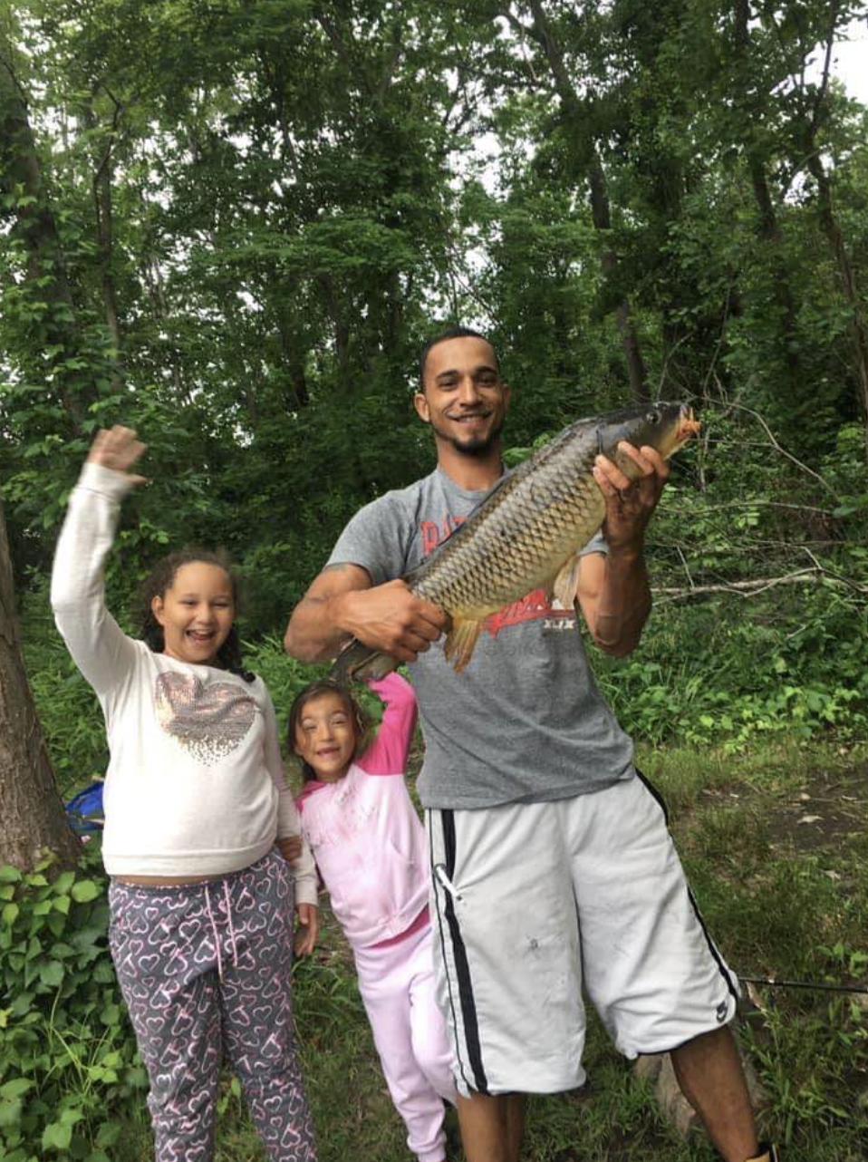 Ahliana Dickey con su padre Scott Dickey y su hermana pequeña, en una foto del 17 de junio de 2024 | Fuente: Facebook/stephanie.wetherbee