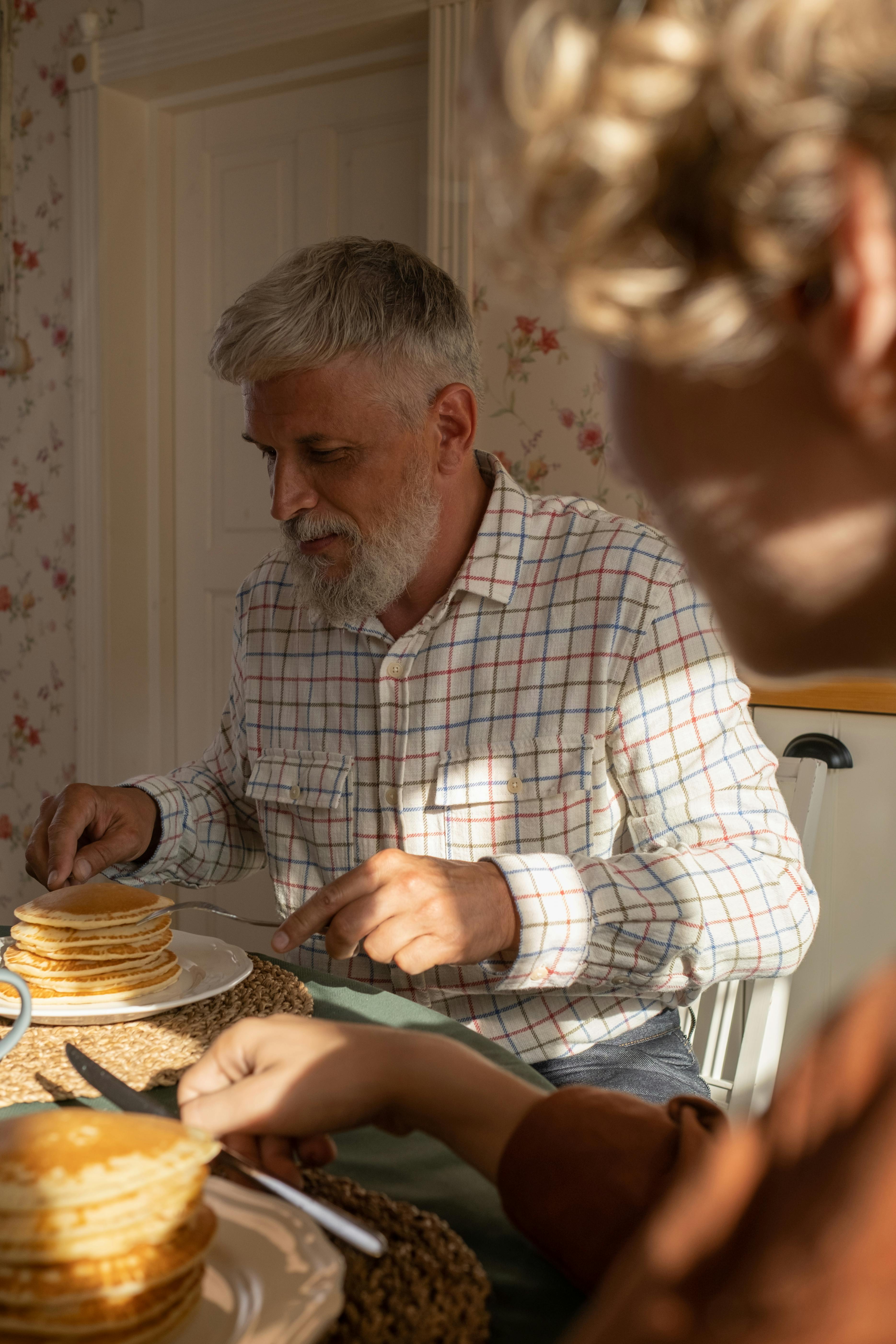 Un hombre mayor desayunando | Fuente: Pexels