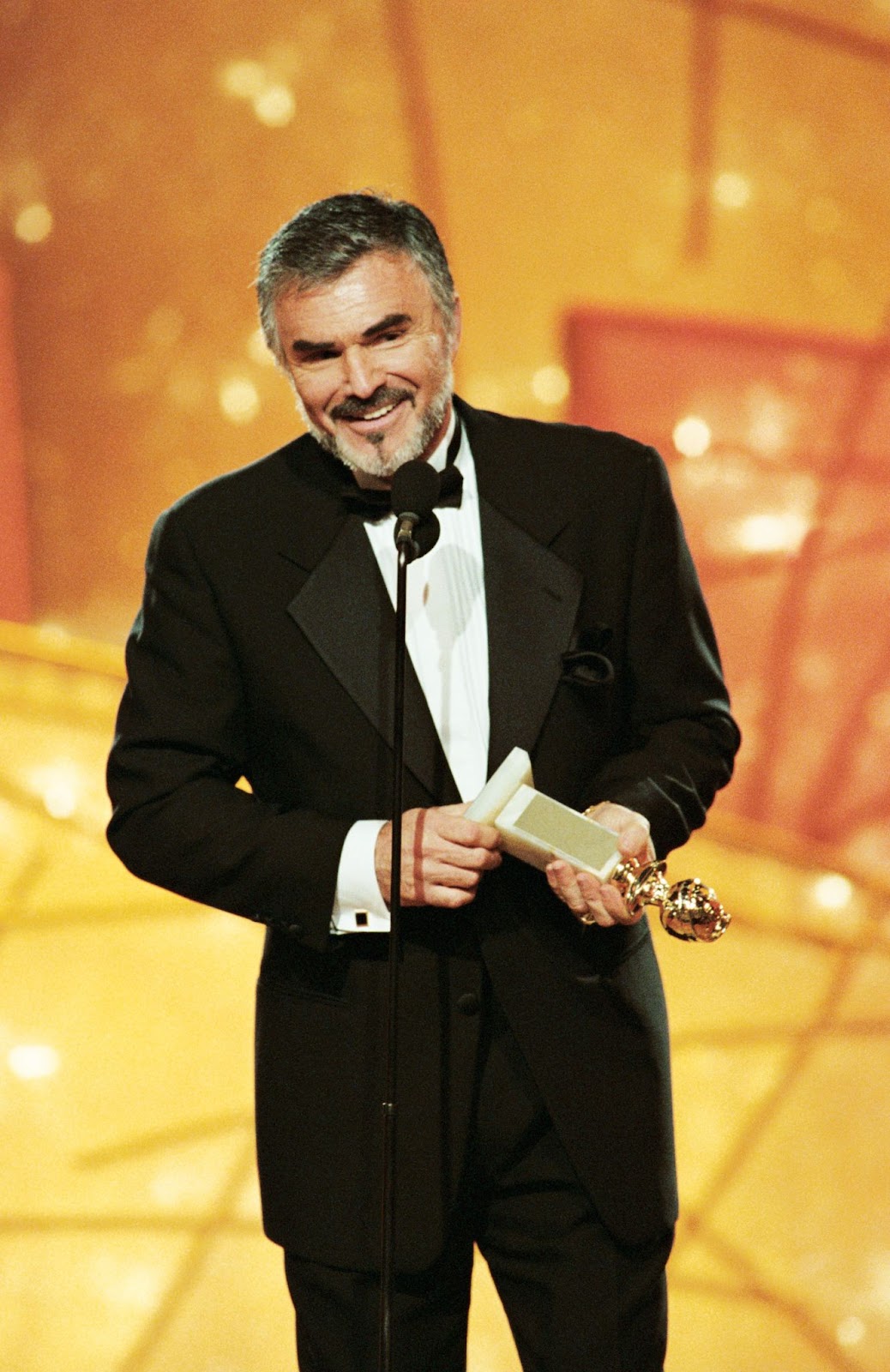 Burt Reynolds en el escenario durante la 55ª edición de los Premios Golden Globes celebrados en el Hotel Beverly Hilton el 18 de enero de 1998. | Fuente: Getty Images