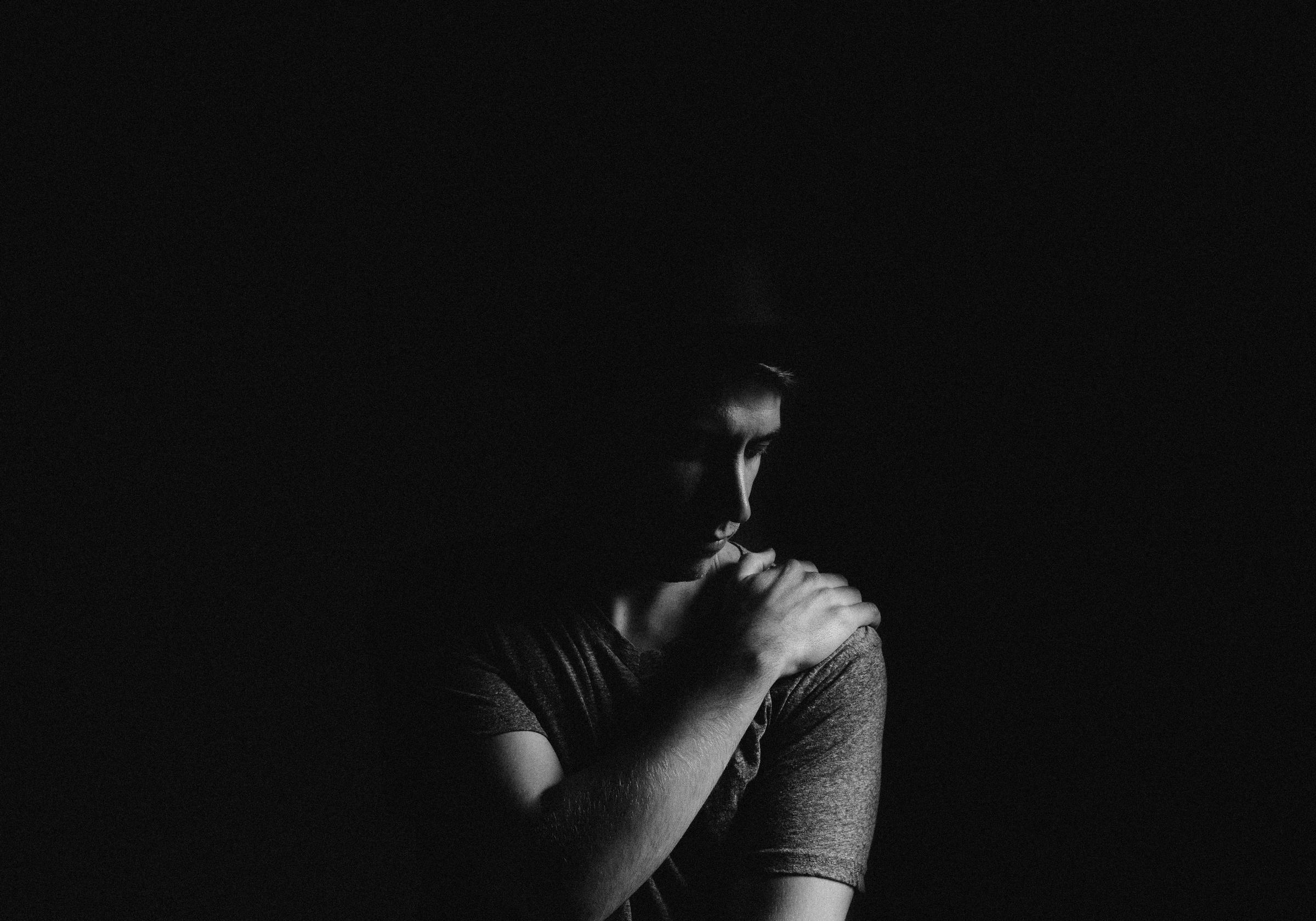 Un hombre en la oscuridad | Fuente: Unsplash