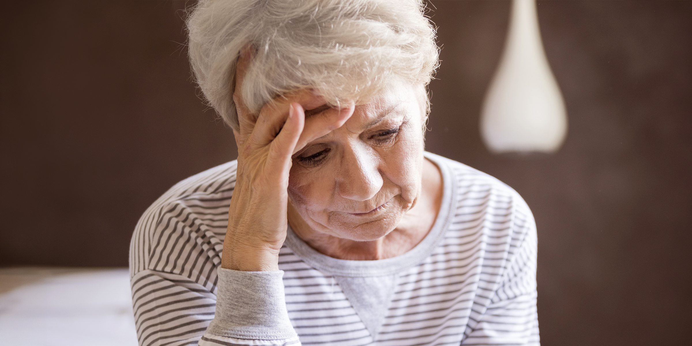 Una mujer angustiada | Fuente: Shutterstock