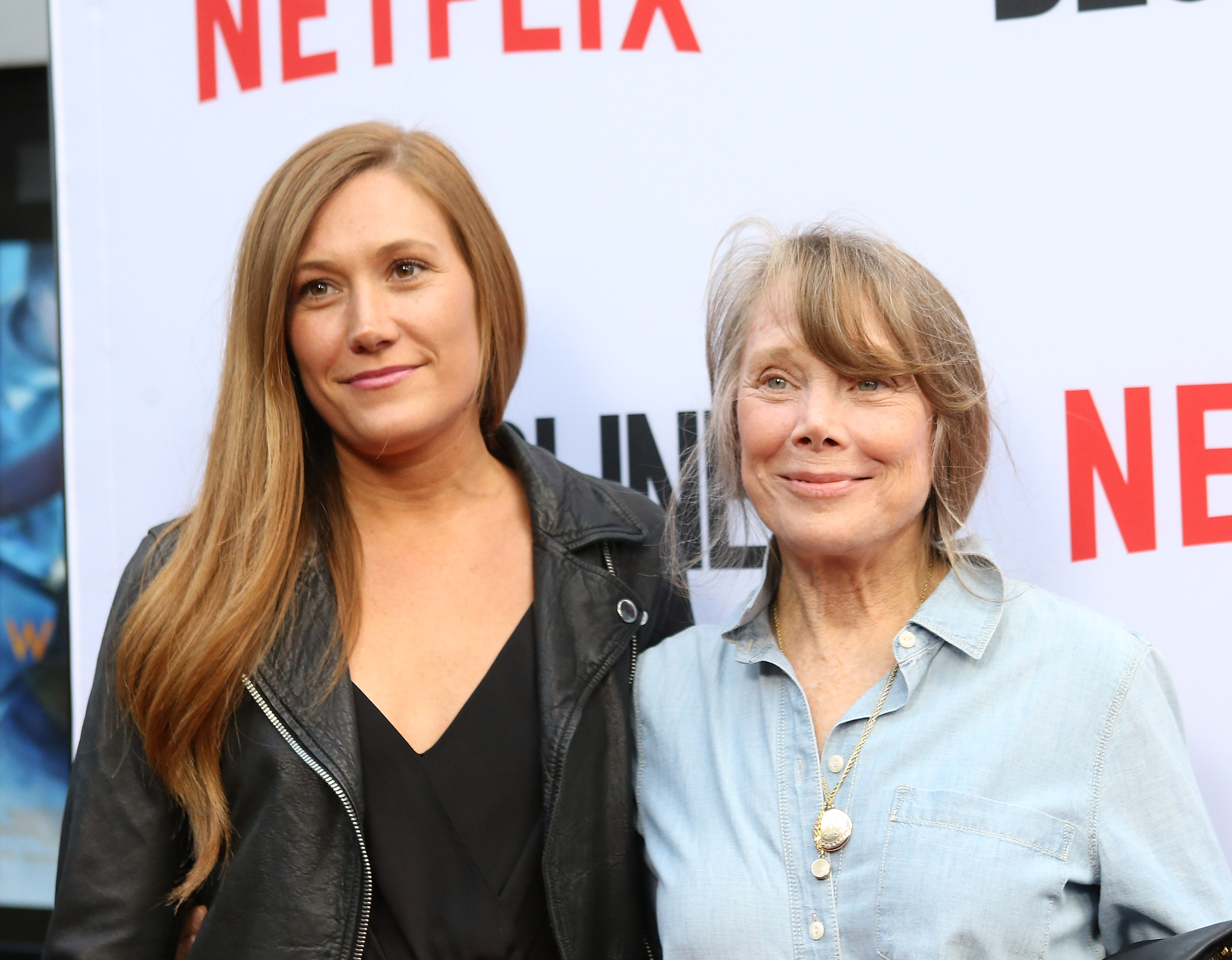 Schuyler Fisk y Sissy Spacek en el estreno de la tercera temporada de "Bloodline" el 24 de mayo de 2017, en Culver City, California. | Fuente: Getty Images