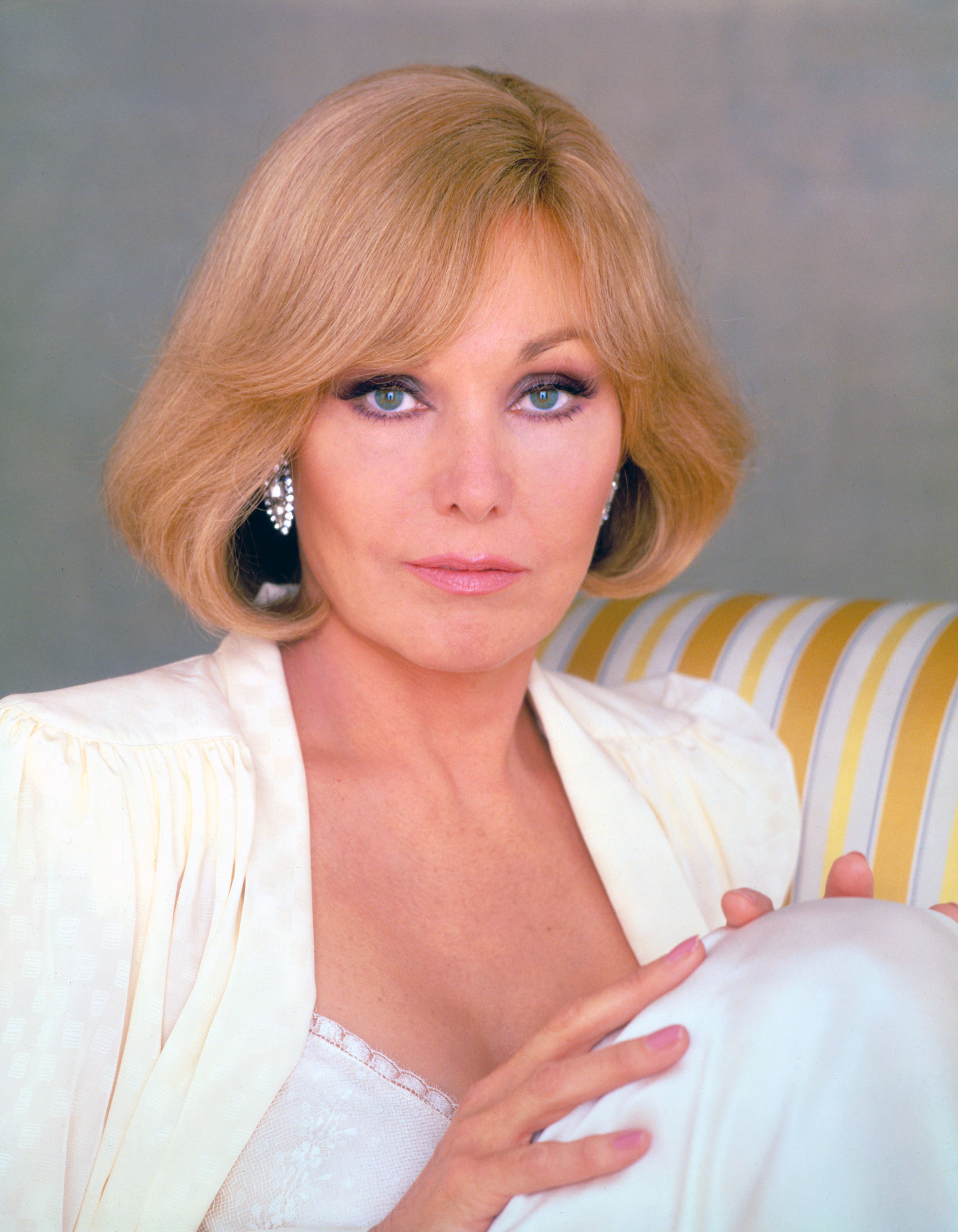 Kim Novak posa con un atuendo blanco y aretes deslumbrantes en un retrato vinculado a The Mirror Crack'd. | Fuente: Getty Images