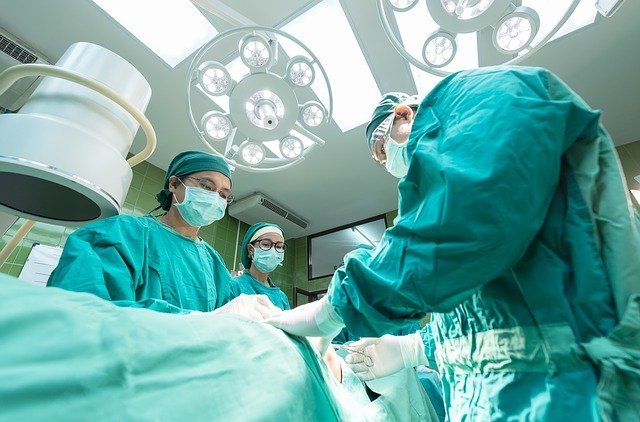 Personal médico durante una cirugía. │ Foto: Pixabay