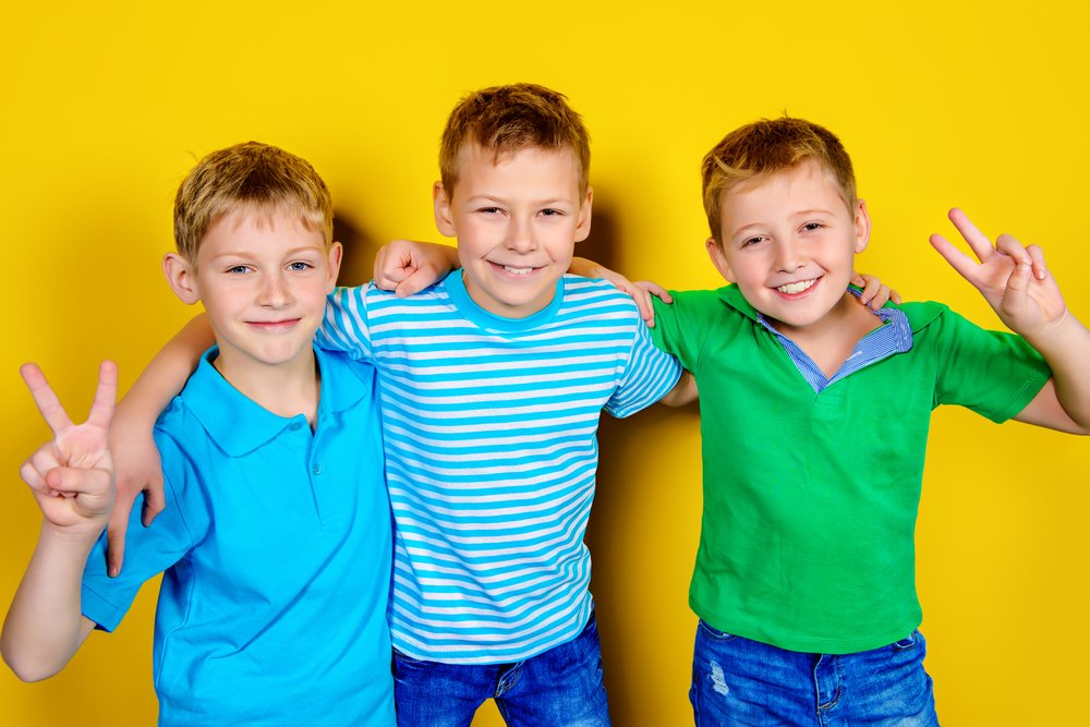 Tres niños sonrientes. | Foto: Shutterstock
