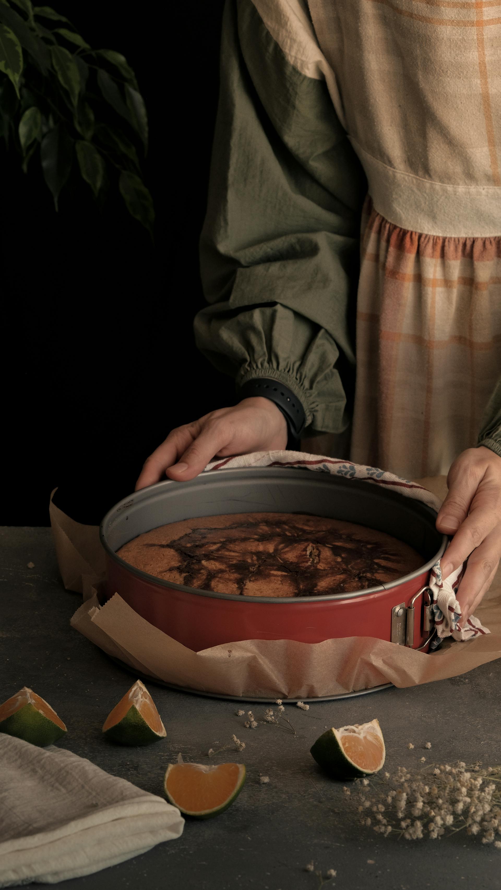 Primer plano de una mujer preparando un Pastel | Fuente: Pexels