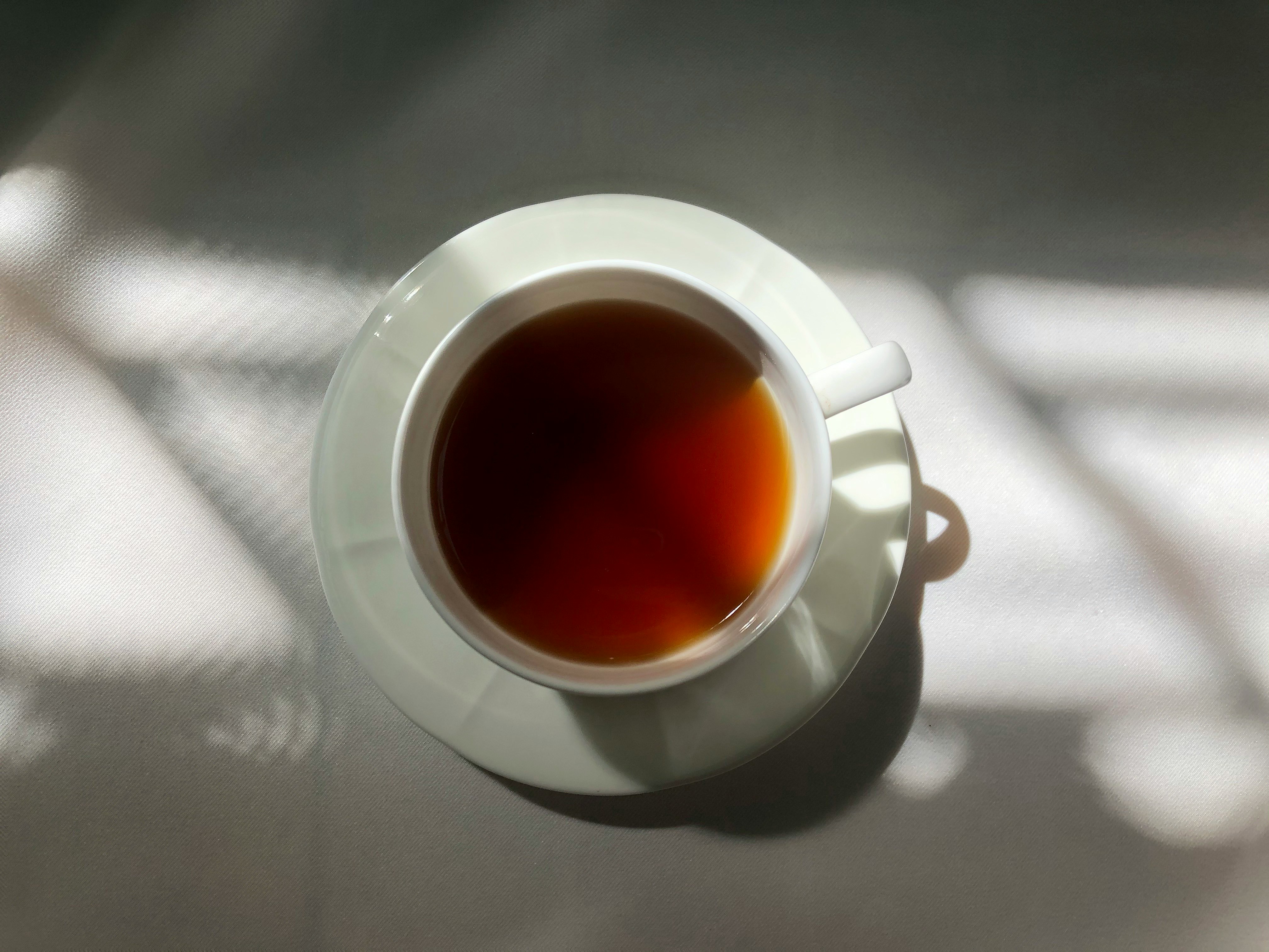 Una taza de té sobre una mesa | Fuente: Unsplash