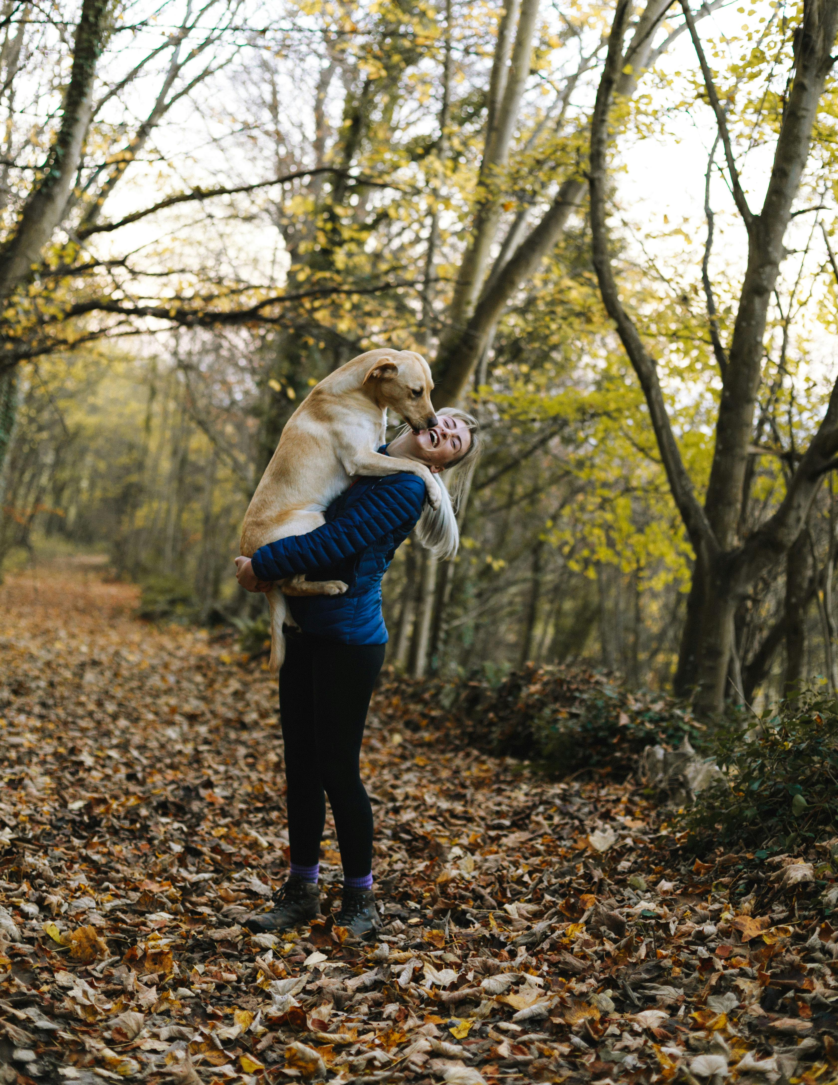 Una mujer con su perro | Fuente: Pexels