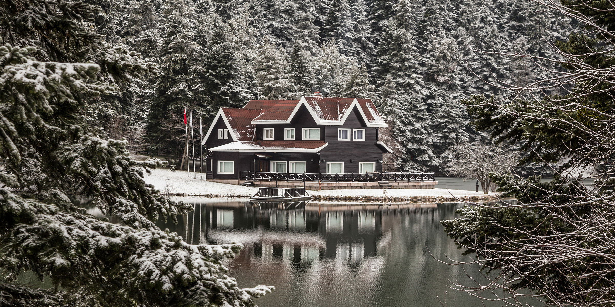 Una cabaña en un lago | Fuente: Shutterstock